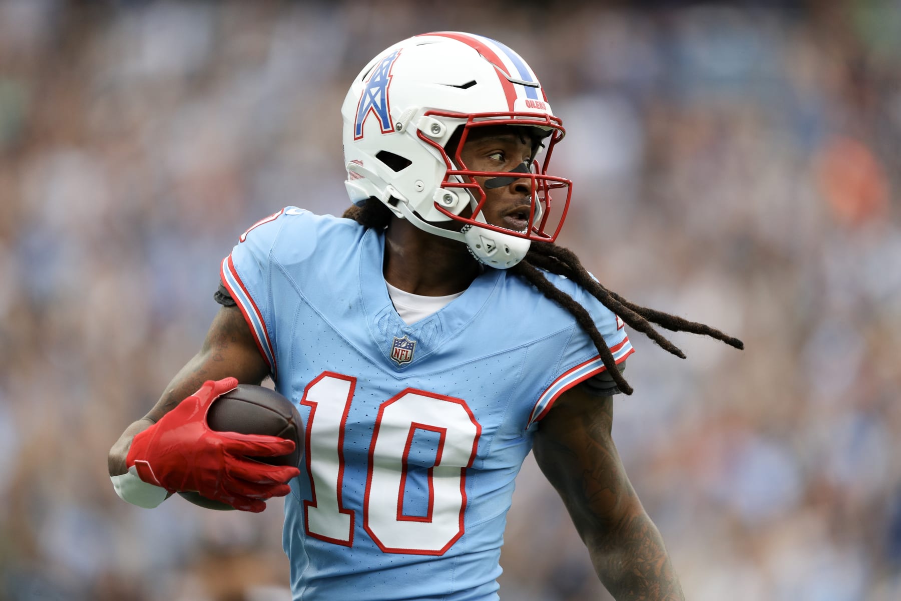 NASHVILLE, TENNESSEE - OCTOBER 29: DeAndre Hopkins #10 of the Tennessee Titans catches a touchdown pass during the first quarter of the game against the Atlanta Falcons at Nissan Stadium on October 29, 2023 in Nashville, Tennessee. (Photo by Justin Ford/Getty Images)