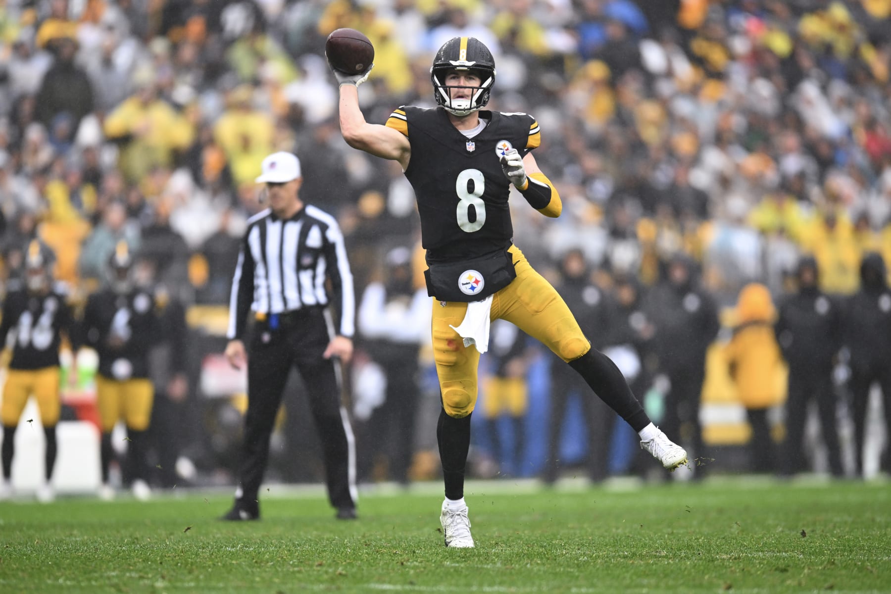 PITTSBURGH, PENNSYLVANIA - OCTOBER 29: Kenny Pickett #8 of the Pittsburgh Steelers throws a pass during the second quarter of the game against the Jacksonville Jaguars at Acrisure Stadium on October 29, 2023 in Pittsburgh, Pennsylvania. (Photo by Joe Sargent/Getty Images)