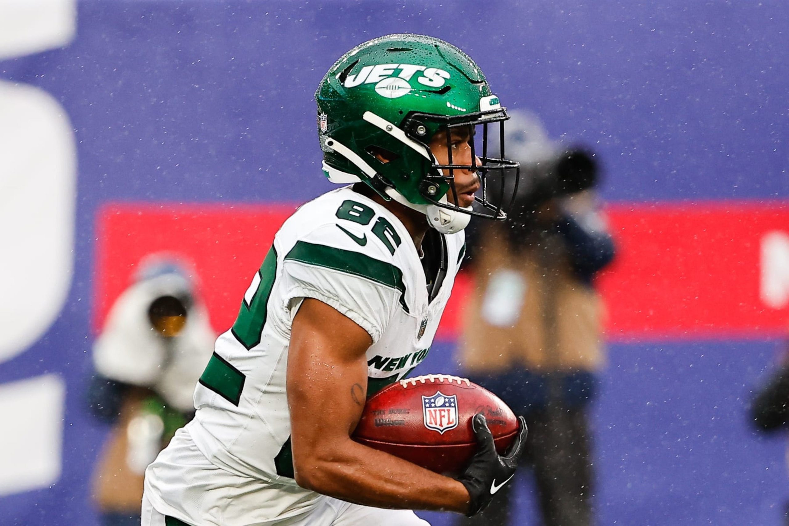 EAST RUTHERFORD, NJ - OCTOBER 29:  Xavier Gipson (82) of the New York Jets returns a kickoff during the game against the New York Giants during the game on October 29, 2023 at MetLife Stadium in East Rutherford, New Jersey.  (Photo by Rich Graessle/Icon Sportswire via Getty Images)