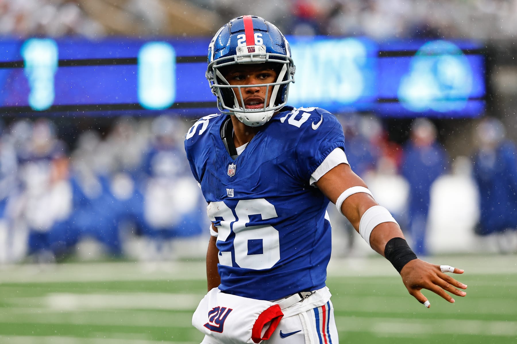 EAST RUTHERFORD, NJ - OCTOBER 29:  Saquon Barkley (26) of the New York Giants during the game against the New York Jets on October 29, 2023 at MetLife Stadium in East Rutherford, New Jersey.  (Photo by Rich Graessle/Icon Sportswire via Getty Images)