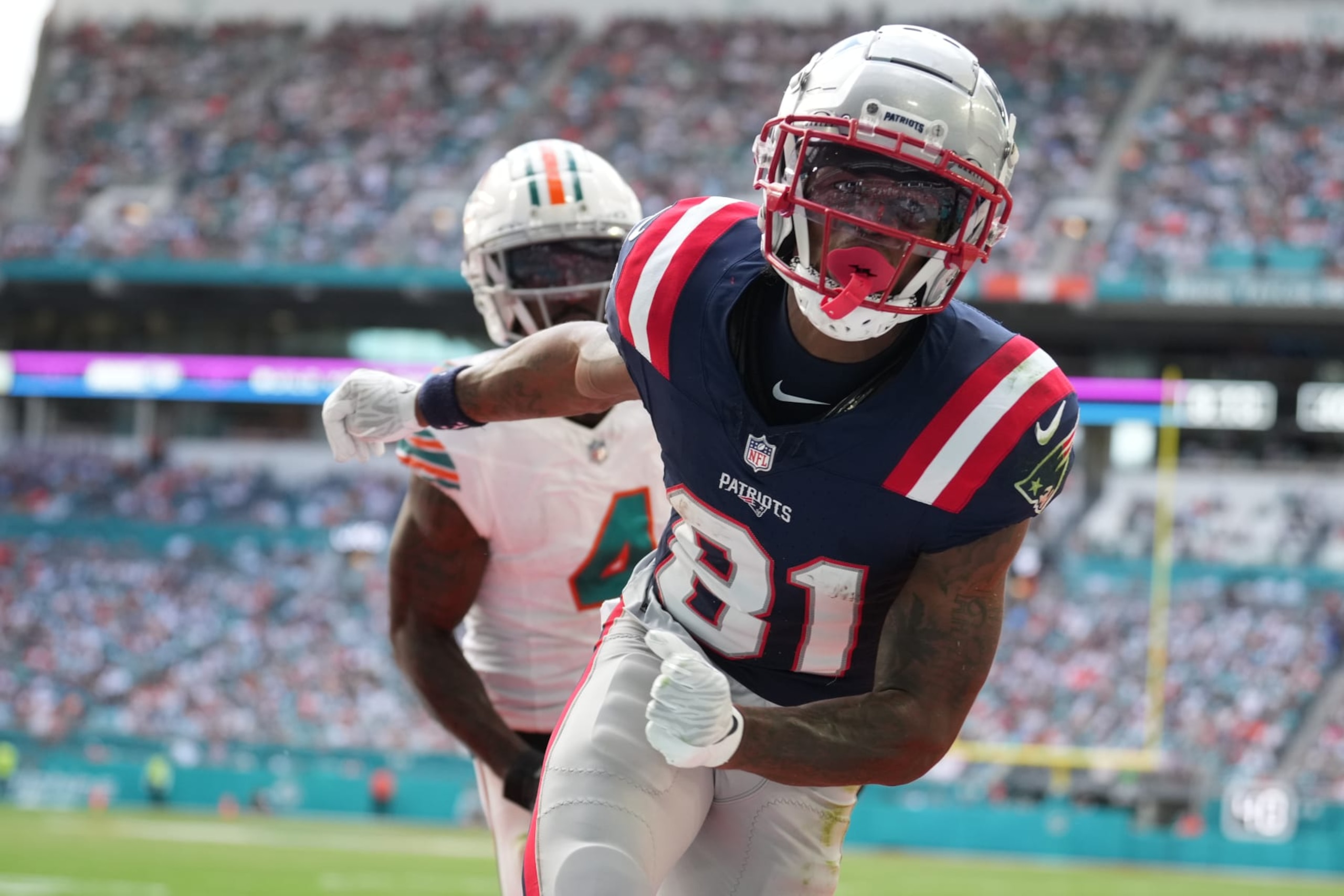 MIAMI GARDENS, FL - OCTOBER 29: New England Patriots wide receiver Demario Douglas (81) looks toward the ball after missing a would-be touchdown catch as \mis4\ defends during the game between the New England Patriots and the Miami Dolphins on Sunday, October 29, 2023 at Hard Rock Stadium, Miami Gardens, Fla. (Photo by Peter Joneleit/Icon Sportswire via Getty Images)