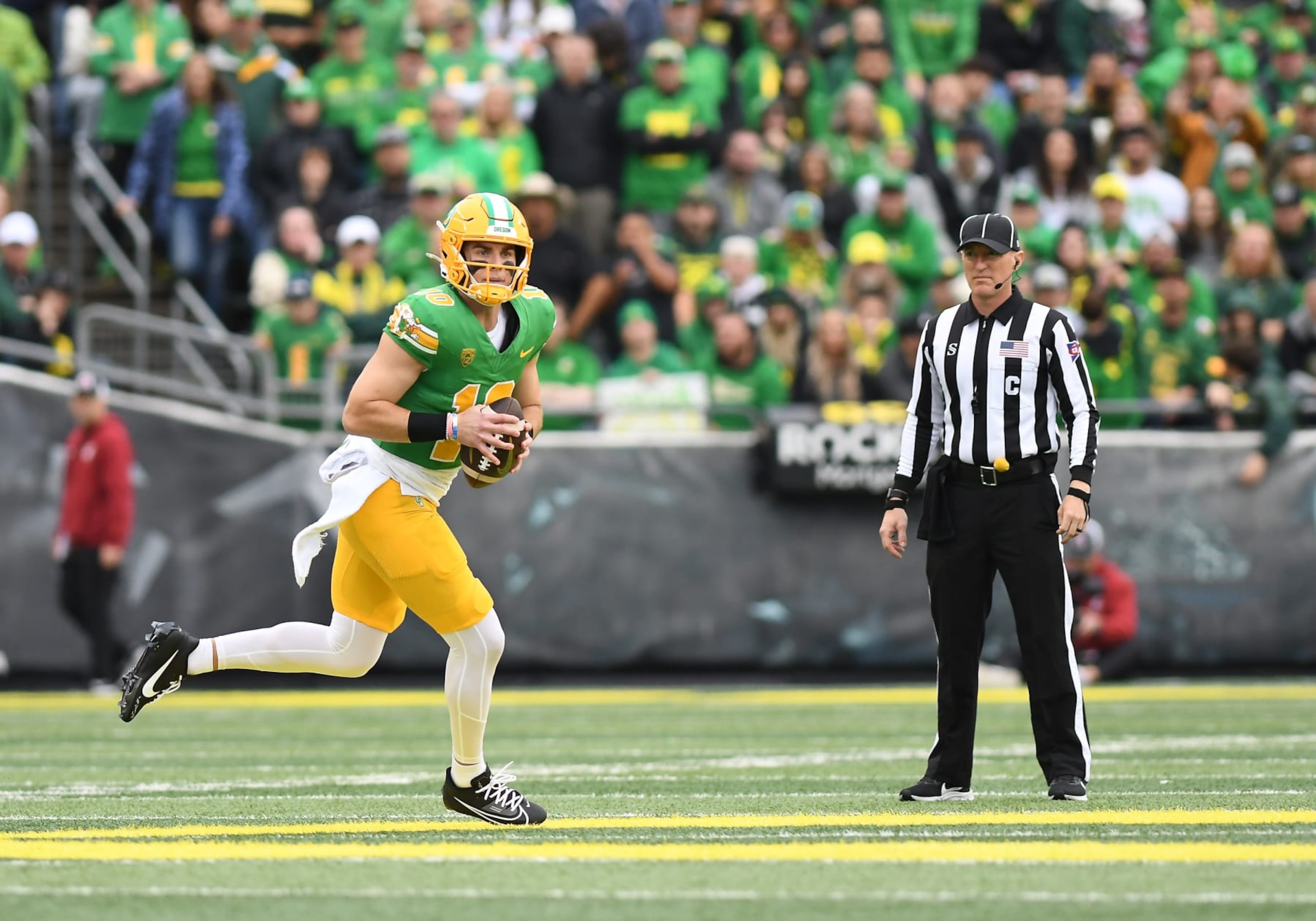 EUGENE, OR - OCTOBER 21: Oregon Ducks quarterback Bo Nix (10) looks down field during a college football game between the Oregon Ducks and Washington State Cougars on October 21, 2023, at Autzen Stadium in Eugene, Oregon.(Photo by Brian Murphy/Icon Sportswire via Getty Images)
