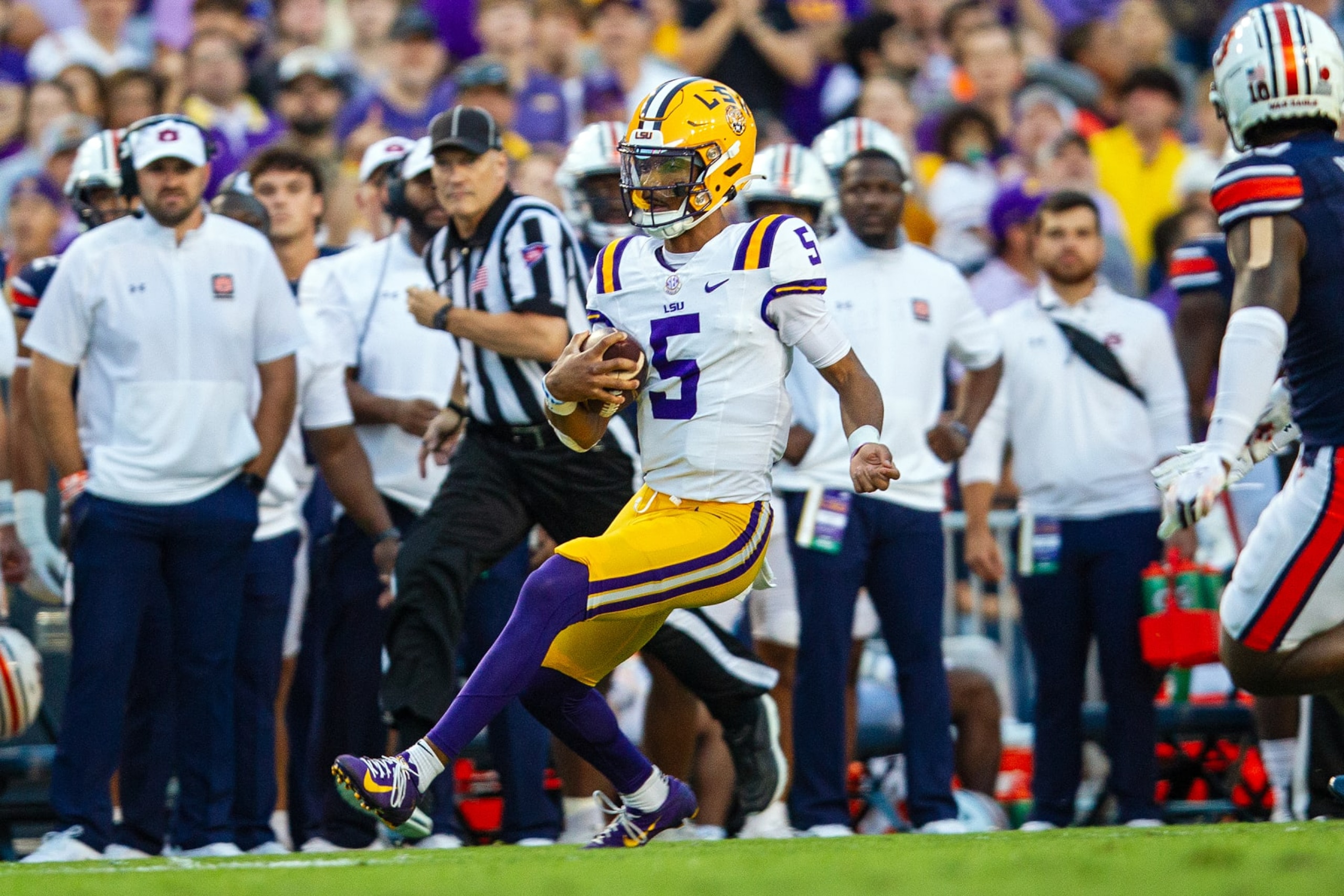 BATON ROUGE, LA - OCTOBER 14: LSU Tigers quarterback Jayden Daniels (5) scrambles during a game between the LSU Tigers and the Auburn Tigers on October 14, 2023, at Tiger Stadium in Baton Rouge, Louisiana. (Photo by John Korduner/Icon Sportswire via Getty Images)