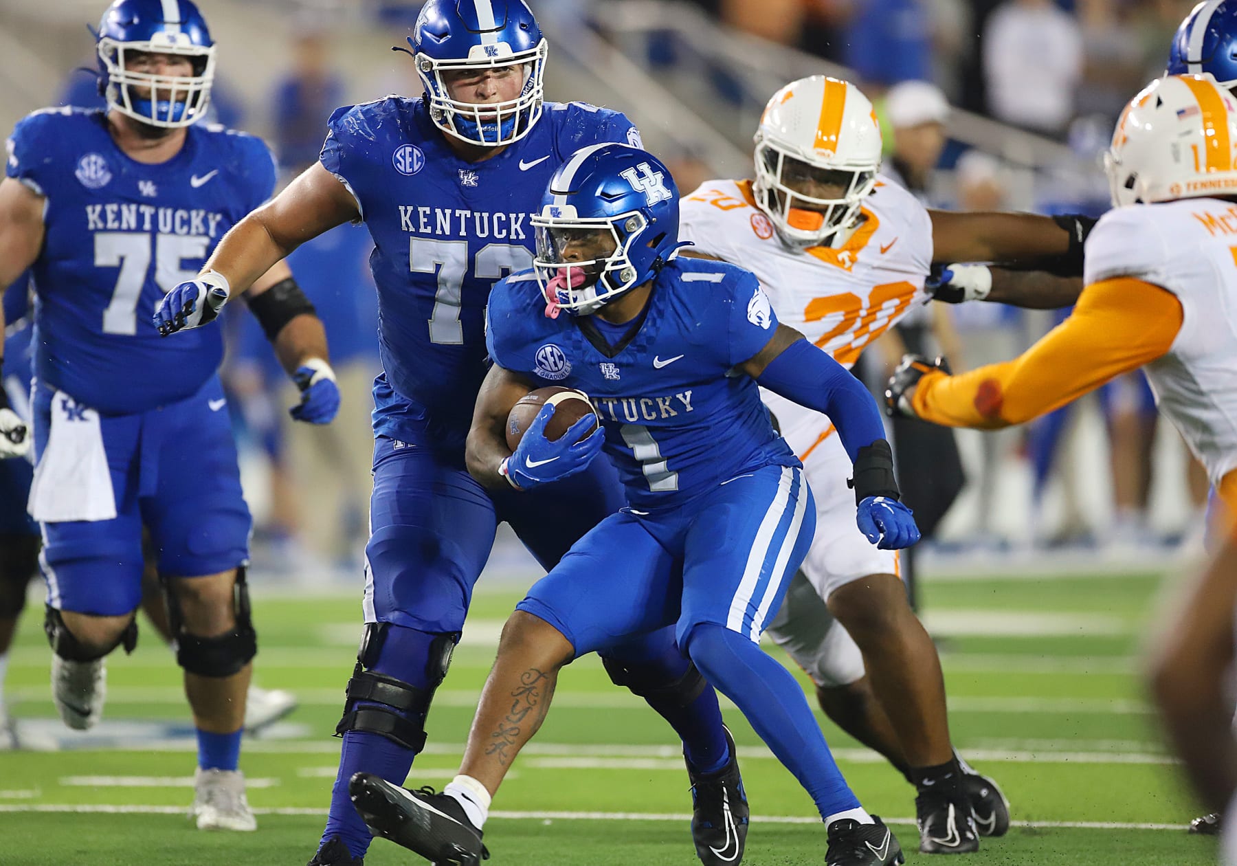 LEXINGTON, KY - OCTOBER 28: Kentucky Wildcats running back Ray Davis (1) in a game between the Tennessee Volunteers and the Kentucky Wildcats on October 28, 2023, at Kroger Field in Lexington, KY. (Photo by Jeff Moreland/Icon Sportswire via Getty Images)