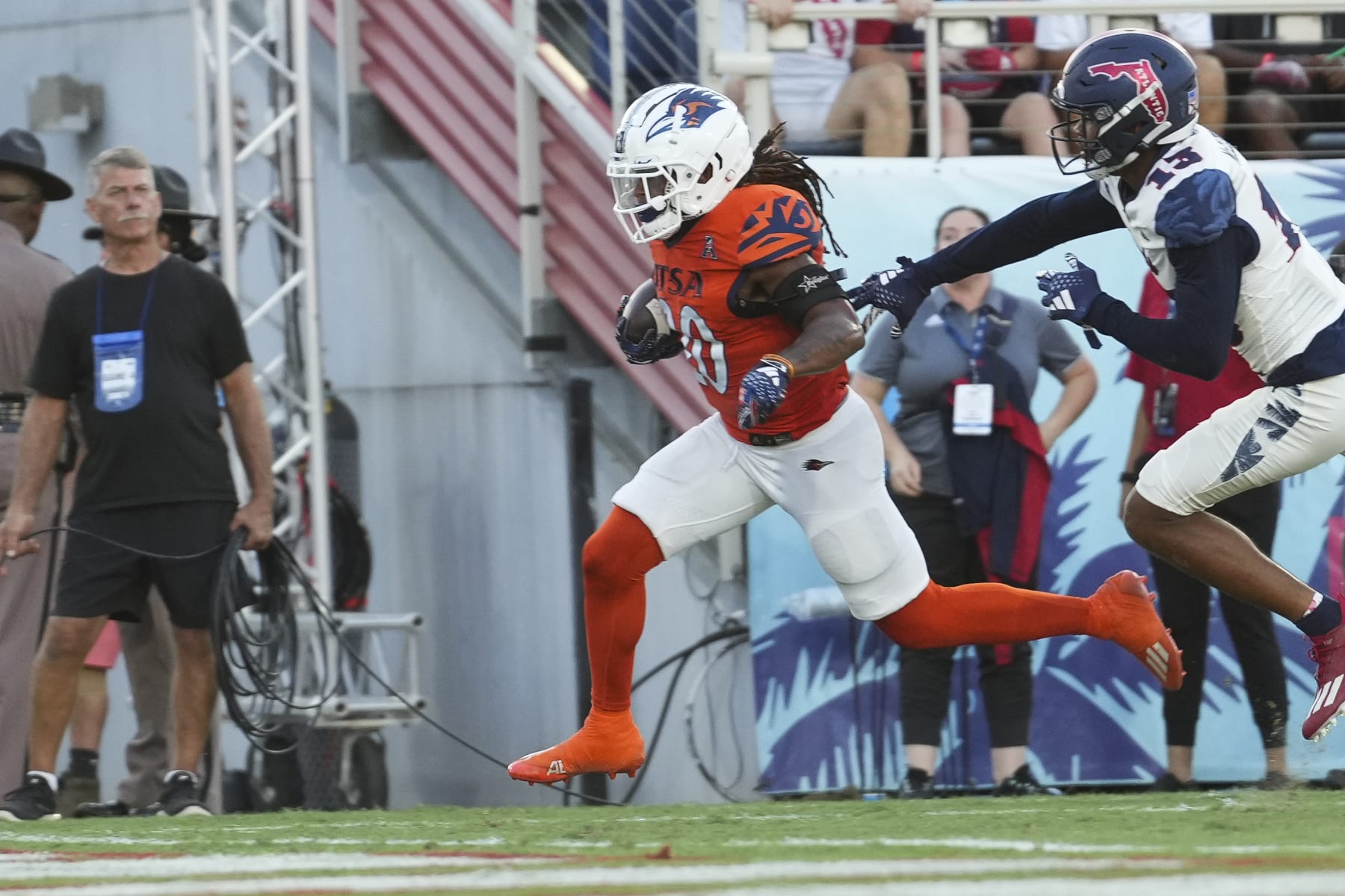 BOCA RATON, FL - OCTOBER 21: UTSA Roadrunners running back Robert Henry (20) runs in for. Touchdown in the first quarter during the game between the UTSA Roadrunners and the Florida Atlantic Owls on Saturday, October 21, 2023 at FAU Stadium, Boca Raton, Fla. (Photo by Peter Joneleit/Icon Sportswire via Getty Images)