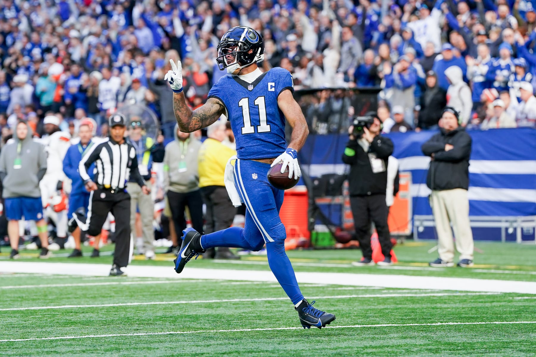 INDIANAPOLIS, INDIANA - OCTOBER 22: Michael Pittman Jr. #11 of the Indianapolis Colts gestures as he scores a touchdown in the fourth quarter against the Cleveland Browns at Lucas Oil Stadium on October 22, 2023 in Indianapolis, Indiana. (Photo by Dylan Buell/Getty Images)