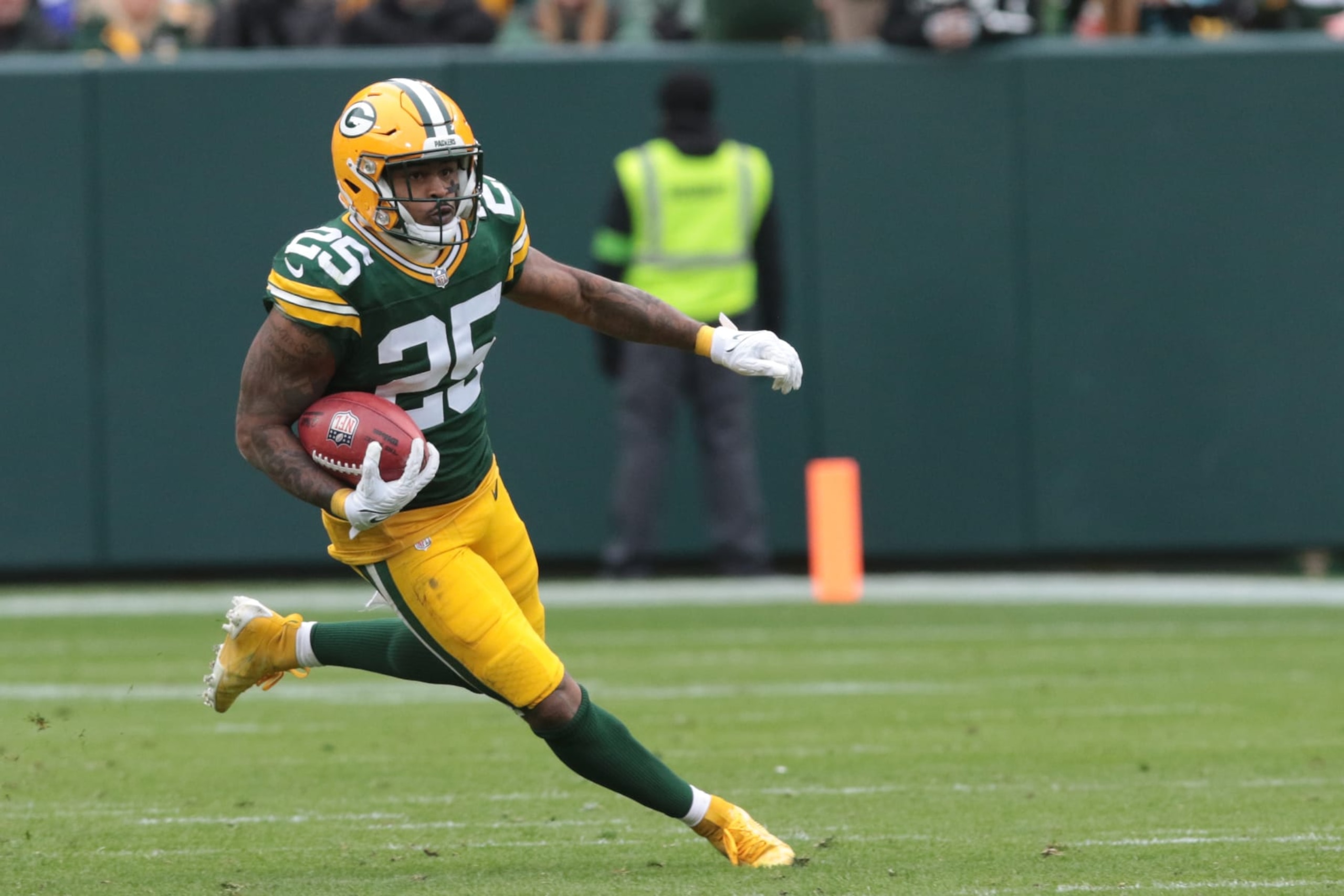 GREEN BAY, WI - OCTOBER 29: Green Bay Packers cornerback Keisean Nixon (25) returns a kick during a game between the Green Bay Packers and the Minnesota Vikings on October 29, 2023 at Lambeau Field, in Green Bay, WI. (Photo by Larry Radloff/Icon Sportswire via Getty Images)
