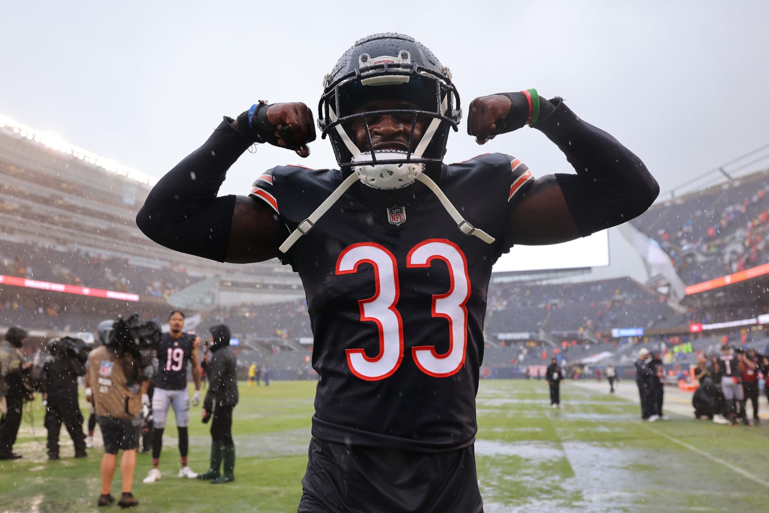 CHICAGO, ILLINOIS - SEPTEMBER 11: Jaylon Johnson #33 of the Chicago Bears celebrates after defeating the San Francisco 49ers 19-10 at Soldier Field on September 11, 2022 in Chicago, Illinois. (Photo by Michael Reaves/Getty Images)