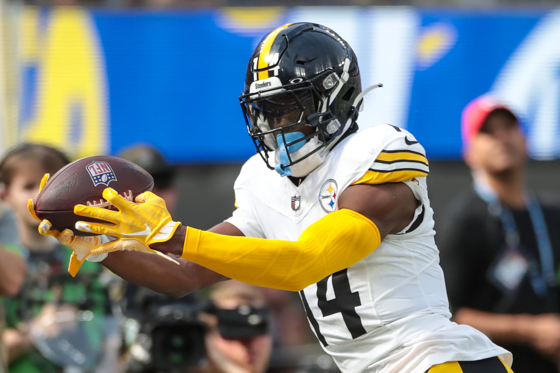 INGLEWOOD, CA - OCTOBER 22: Pittsburgh Steelers wide receiver George Pickens (14) catches a pass during the NFL game between the Pittsburgh Steelers and the Los Angeles Rams on October 22, 2023, at SoFi Stadium in Inglewood, CA. (Photo by Jevone Moore/Icon Sportswire via Getty Images)