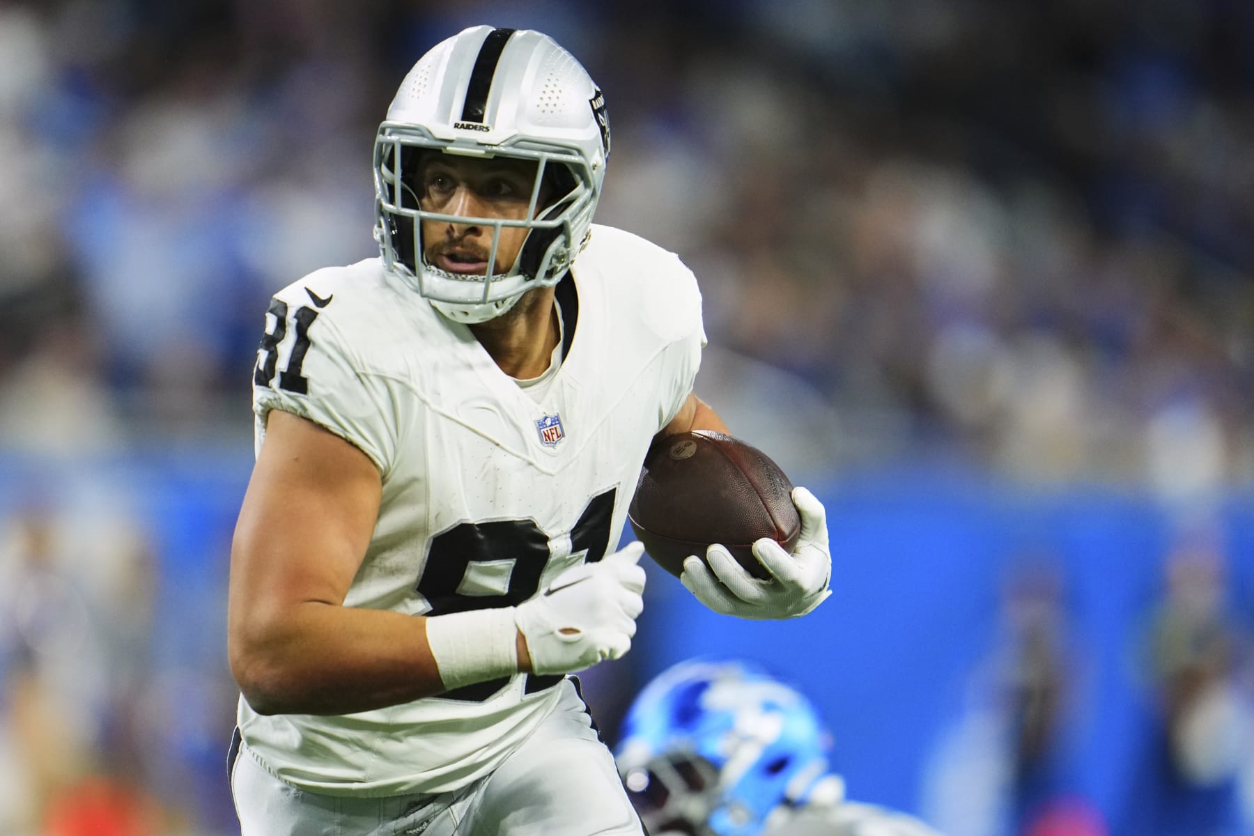 DETROIT, MI - OCTOBER 30: Austin Hooper #81 of the Las Vegas Raiders runs with the ball against the Detroit Lions at Ford Field on October 30, 2023 during the first half in Detroit, Michigan. (Photo by Cooper Neill/Getty Images)