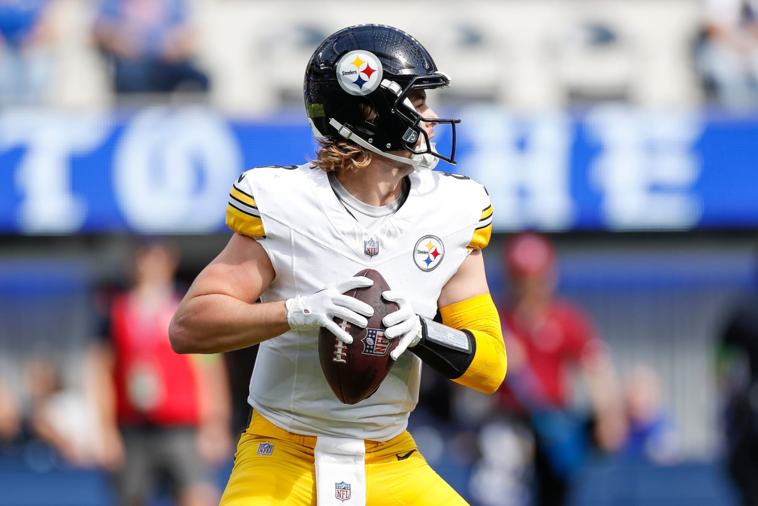 INGLEWOOD, CA - OCTOBER 22: Pittsburgh Steelers quarterback Kenny Pickett (8) looks for an open receiver during an NFL regular season game between the Pittsburgh Steelers and the Los Angeles Rams on October 22, 2023, at SoFi Stadium in Inglewood, CA. (Photo by Brandon Sloter/Icon Sportswire via Getty Images)