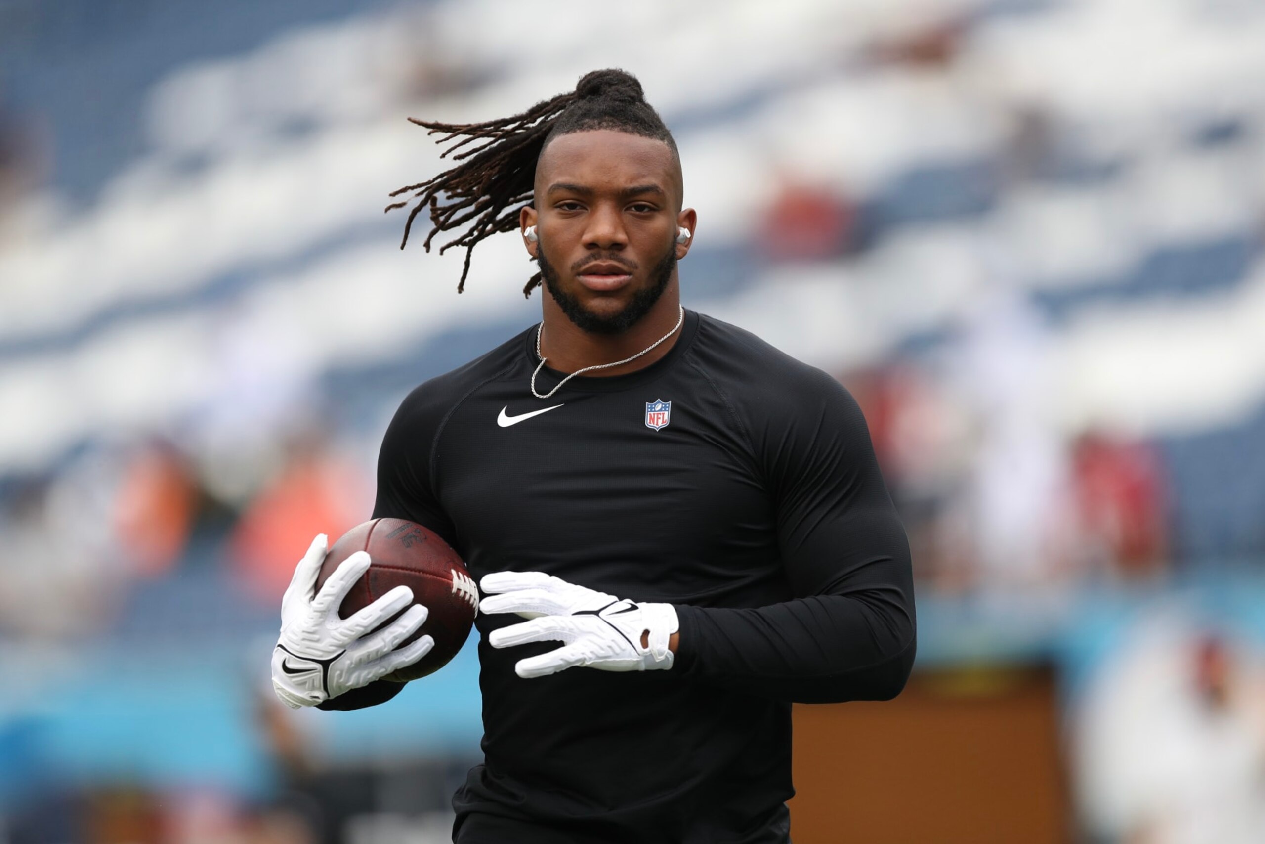 NASHVILLE, TENNESSEE - OCTOBER 29: Bijan Robinson #7 of the Atlanta Falcons warms-up prior to a game against the Tennessee Titans at Nissan Stadium on October 29, 2023 in Nashville, Tennessee. (Photo by Justin Ford/Getty Images) NASHVILLE, TENNESSEE - OCTOBER 29: Bijan Robinson #7 of the Atlanta Falcons warms-up prior to a game against the Tennessee Titans at Nissan Stadium on October 29, 2023 in Nashville, Tennessee. (Photo by Justin Ford/Getty Images)