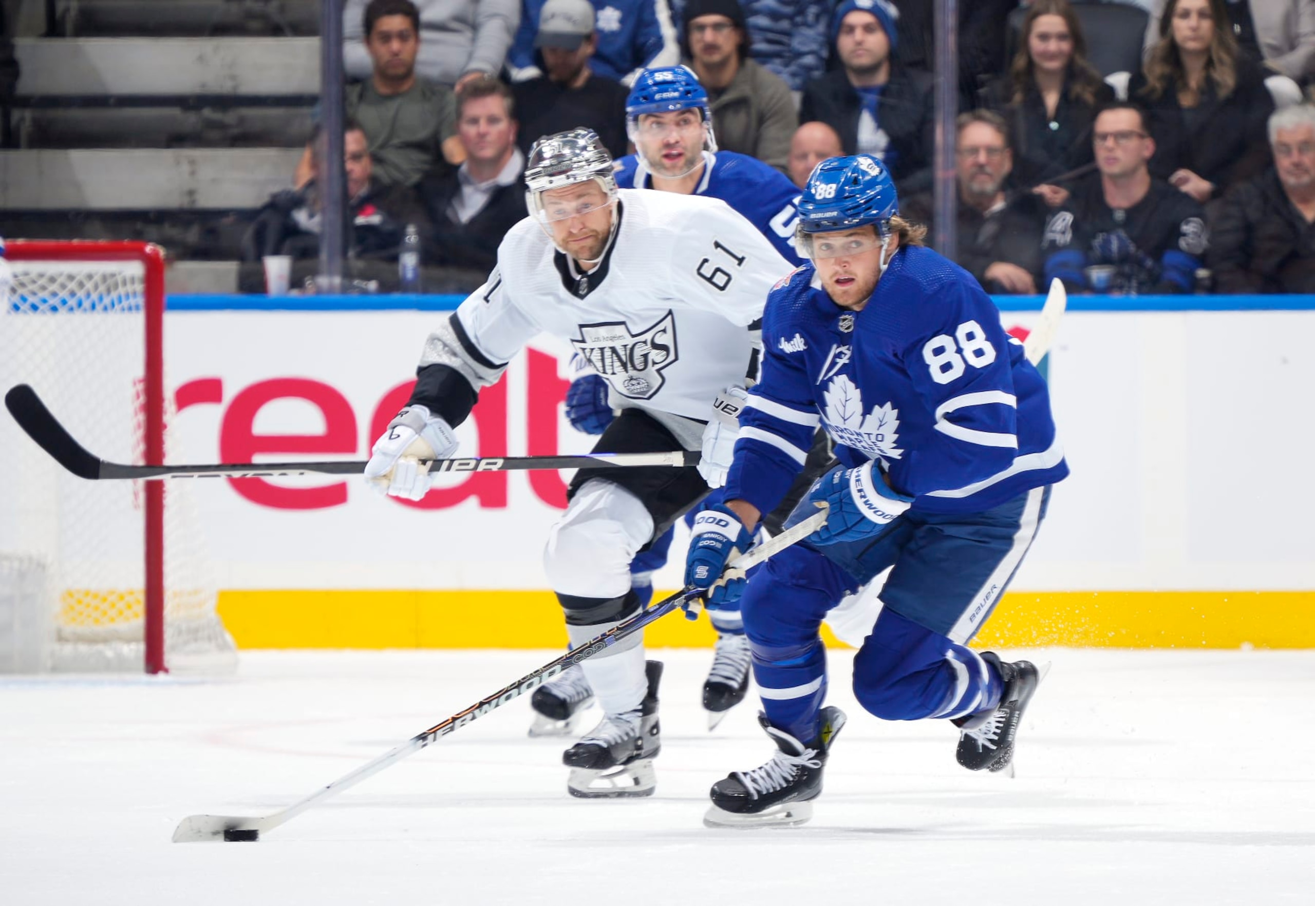 TORONTO, ON - OCTOBER 31: William Nylander #88 of Toronto Maple Leafs skates with the puck as Trevor Lewis #61 of the Los Angeles Kings chases in the first period at the Scotiabank Arena on October 31, 2023 in Toronto, Ontario, Canada. (Photo by Mark Blinch/NHLI via Getty Images) TORONTO, ON - OCTOBER 31: William Nylander #88 of Toronto Maple Leafs skates with the puck as Trevor Lewis #61 of the Los Angeles Kings chases in the first period at the Scotiabank Arena on October 31, 2023 in Toronto, Ontario, Canada. (Photo by Mark Blinch/NHLI via Getty Images)