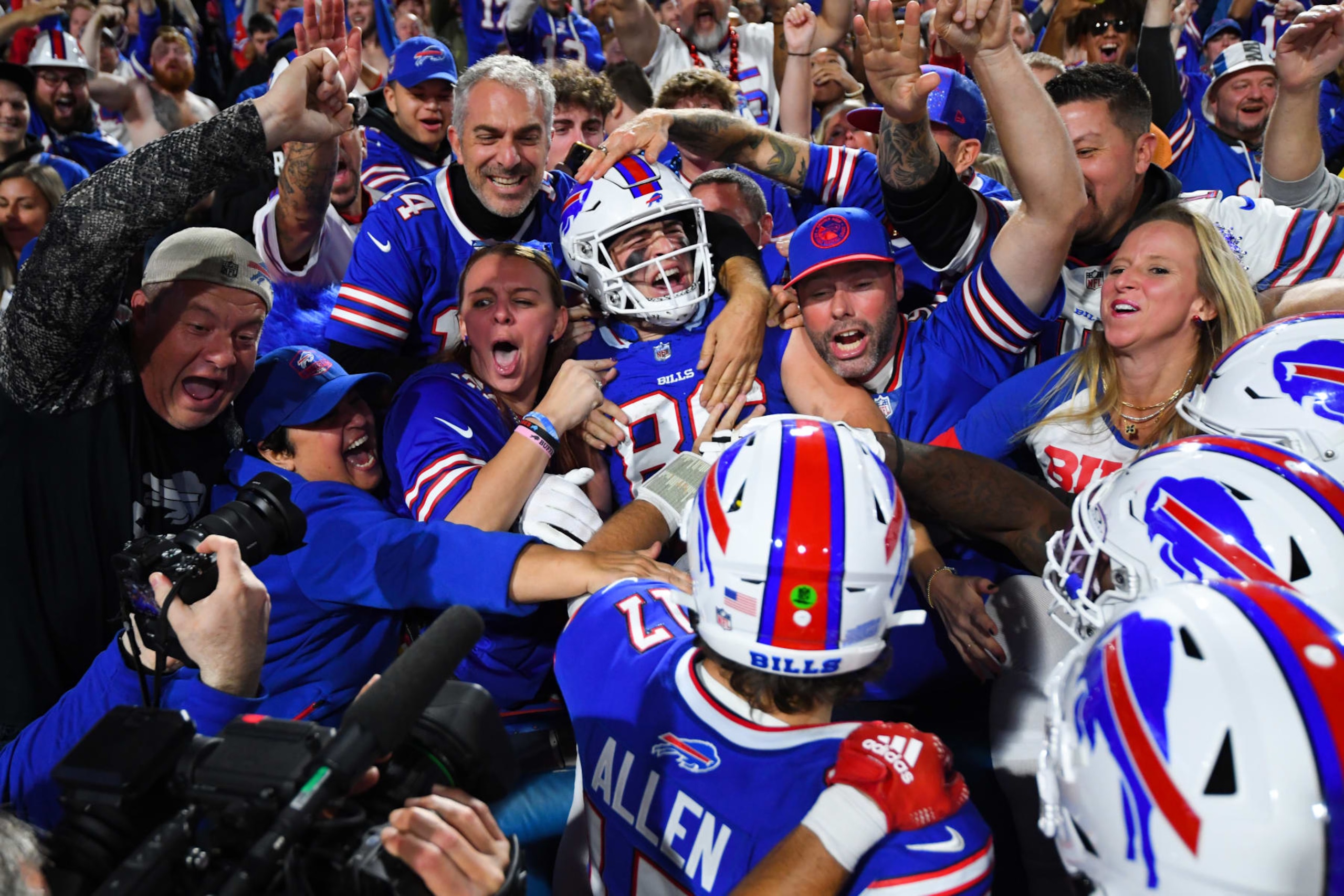 ORCHARD PARK, NEW YORK - OCTOBER 26: Dalton Kincaid #86 of the Buffalo Bills celebrates after scoring a touchdown against the Tampa Bay Buccaneers during the second quarter of the game at Highmark Stadium on October 26, 2023 in Orchard Park, New York. (Photo by Rich Barnes/Getty Images)