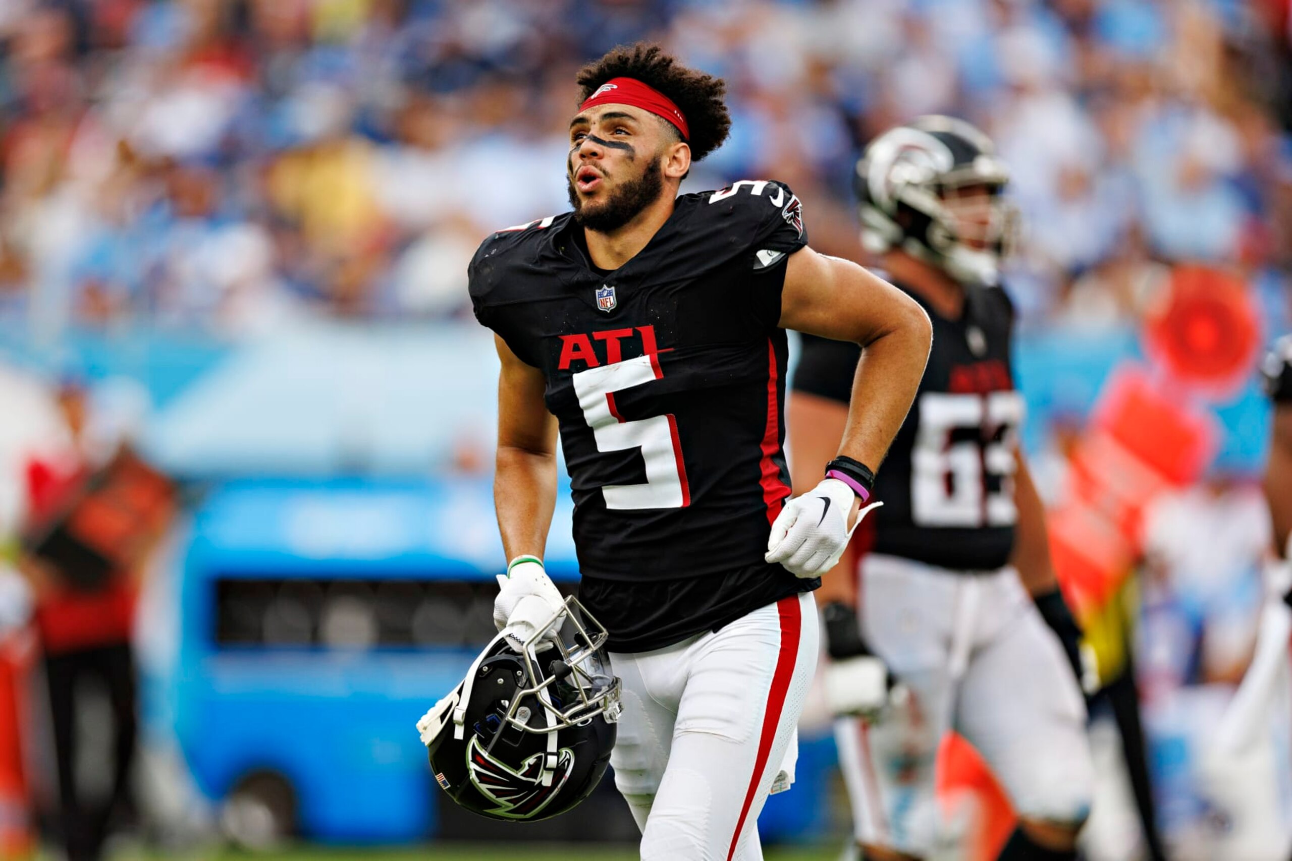 NASHVILLE, TENNESSEE - OCTOBER 29: Drake London #5 of the Atlanta Falcons jogs off the field after his helmet knocked off during the game against the Tennessee Titans at Nissan Stadium on October 29, 2023 in Nashville, Tennessee. The Titans defeated the Falcons 28-23. (Photo by Wesley Hitt/Getty Images) NASHVILLE, TENNESSEE - OCTOBER 29: Drake London #5 of the Atlanta Falcons jogs off the field after his helmet knocked off during the game against the Tennessee Titans at Nissan Stadium on October 29, 2023 in Nashville, Tennessee. The Titans defeated the Falcons 28-23. (Photo by Wesley Hitt/Getty Images)