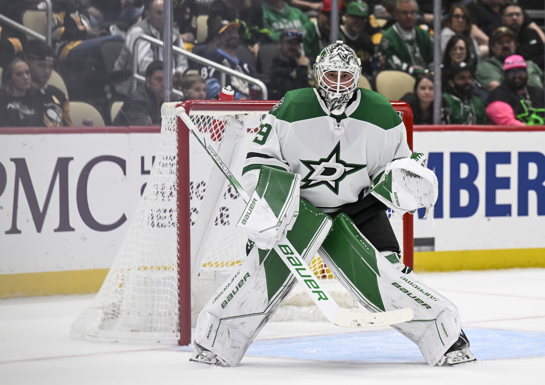 PITTSBURGH, PA - OCTOBER 24: Dallas Stars Goalie Jake Oettinger (29) tends net during the second period in the NHL game between the Pittsburgh Penguins and the Dallas Stars on October 24, 2023, at PPG Paints Arena in Pittsburgh, PA. (Photo by Jeanine Leech/Icon Sportswire via Getty Images)
