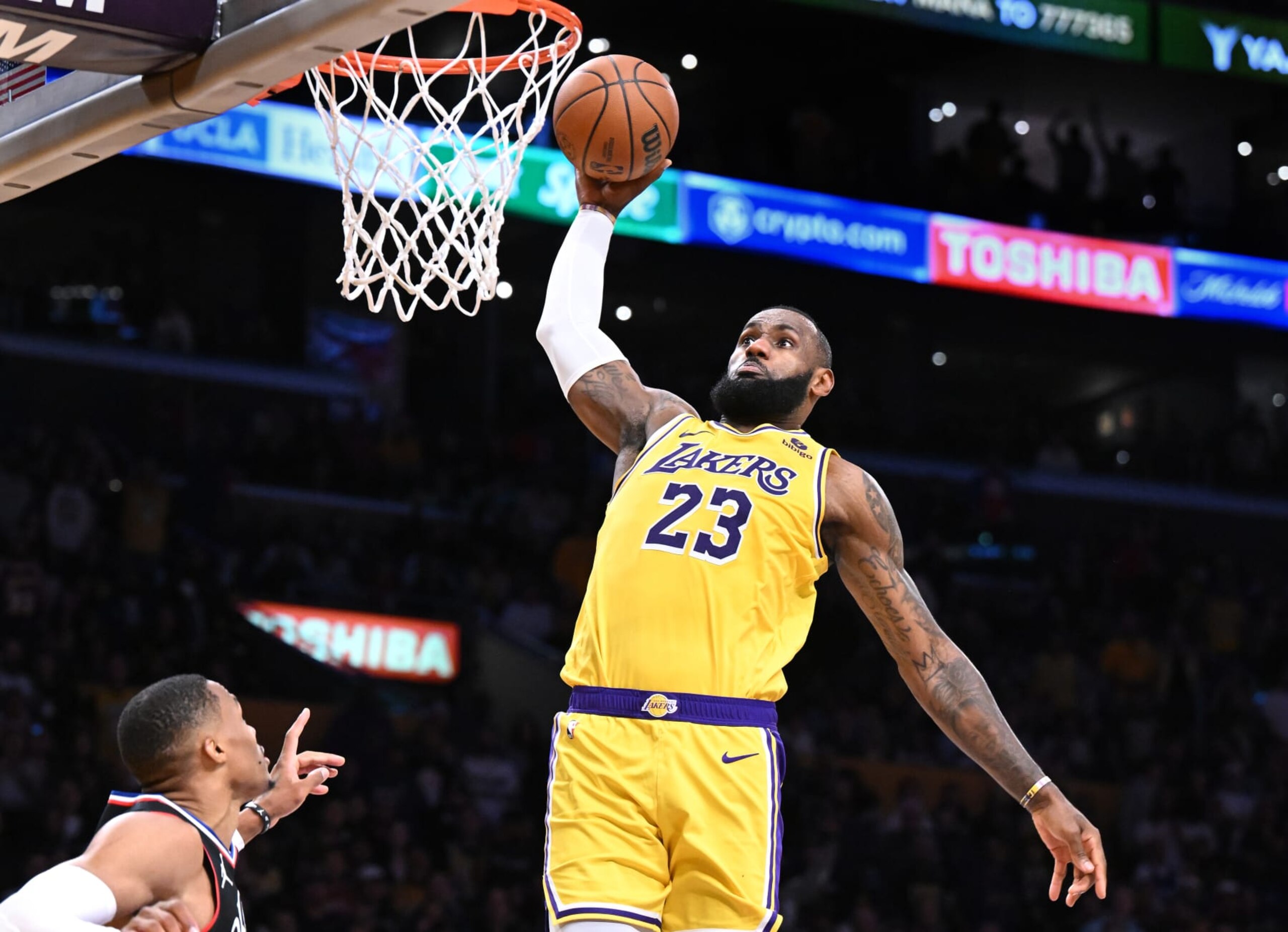 Los Angeles, California November 1, 2023-Lakers LeBron James dunks over Clippers Russell Westbrook in overtime at Crypto.com Wednesday. (Wally Skalij/Los Angeles Times via Getty Images)
