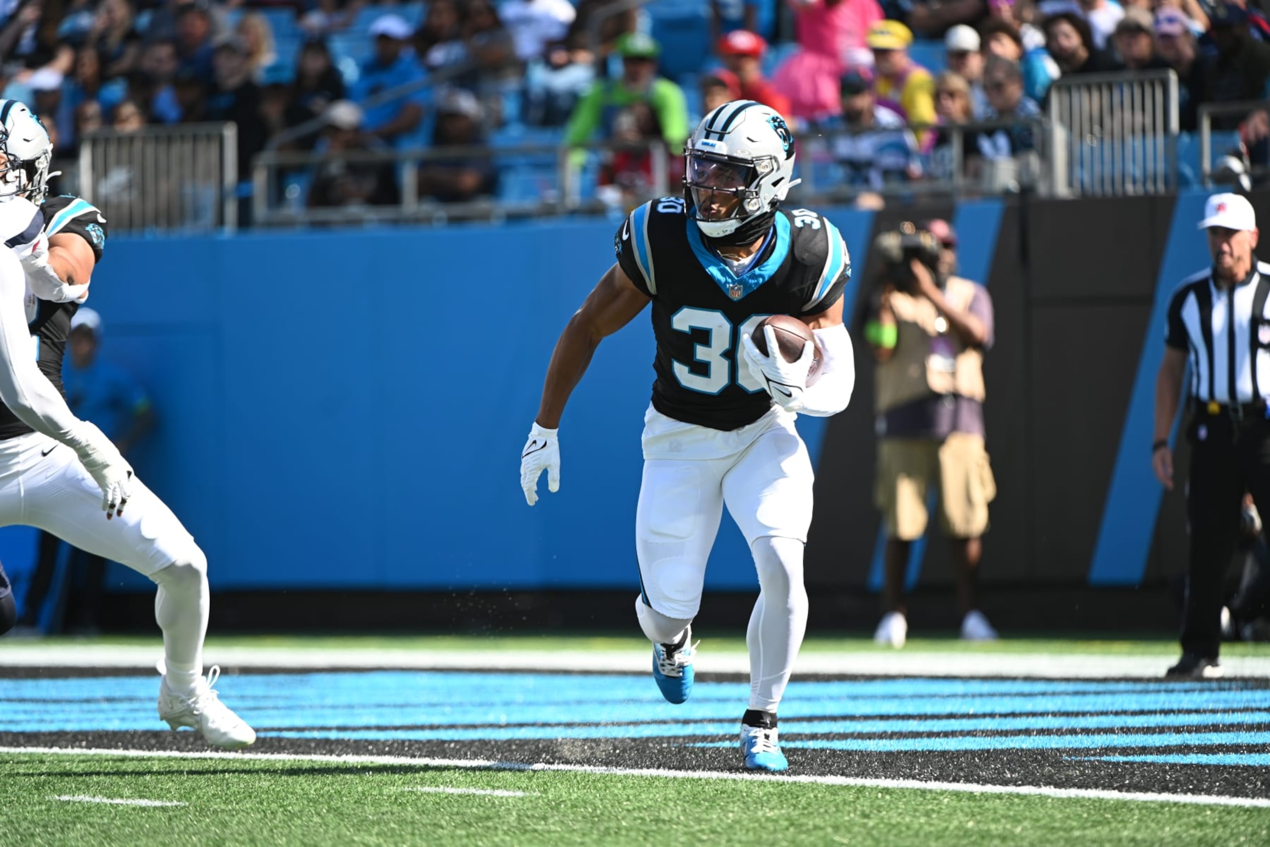 CHARLOTTE, NC - OCTOBER 29: Carolina Panthers RB Chuba Hubbard runs for yardage during the NFL game featuring the Houston Texans and the Carolina Panthers on October 29, 2023 at Bank of America Stadium in Charlotte, NC. (Photo by John Rivera/Icon Sportswire via Getty Images)