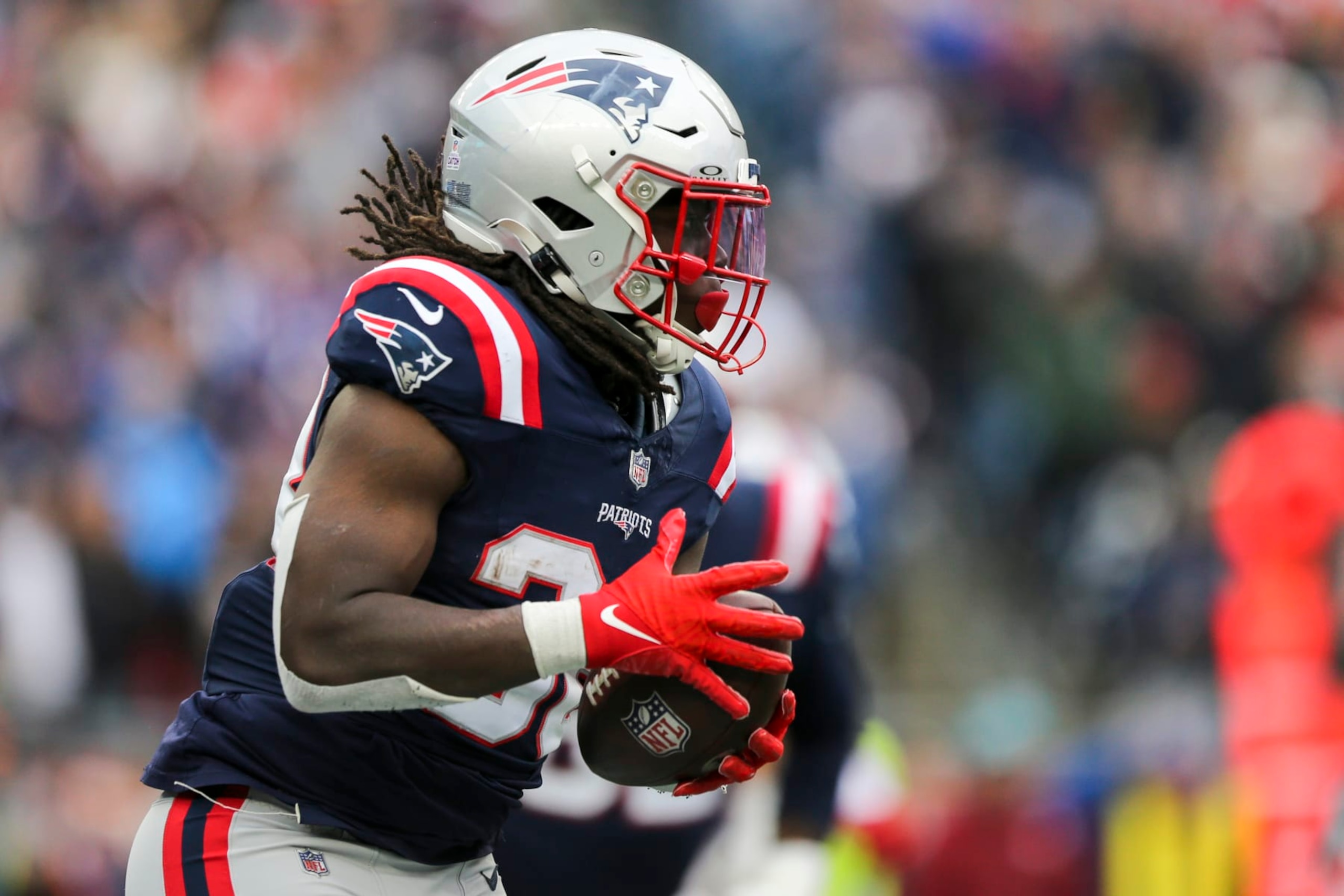 Foxborough, MA - October 22: New England Patriots RB Rhamondre Stevenson catches a pass in the fourth quarter. The Patriots beat the Buffalo Bills, 29-25. (Photo by Tanner Pearson/The Boston Globe via Getty Images)