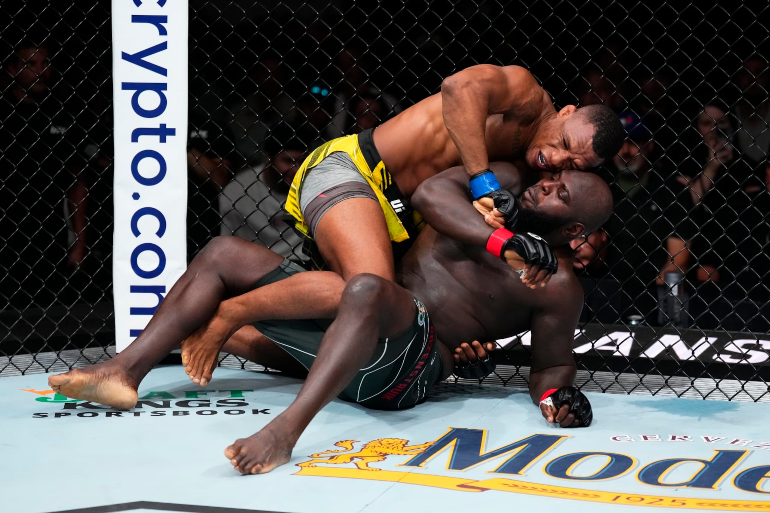 Jailton Almeida defeats Jairzinho Rozenstruik