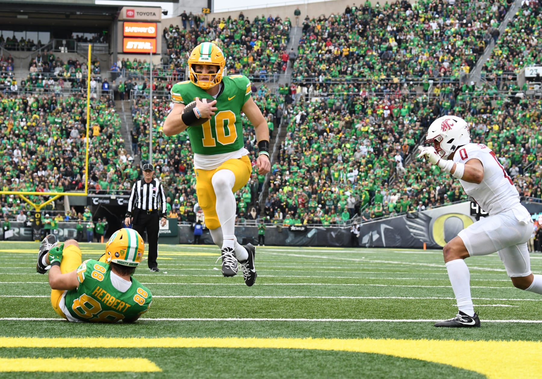 EUGENE, OR - OCTOBER 21: Oregon Ducks quarterback Bo Nix (10) runs for a 2-yard touchdown in the second quarter during a college football game between the Oregon Ducks and Washington State Cougars on October 21, 2023, at Autzen Stadium in Eugene, Oregon.(Photo by Brian Murphy/Icon Sportswire via Getty Images)