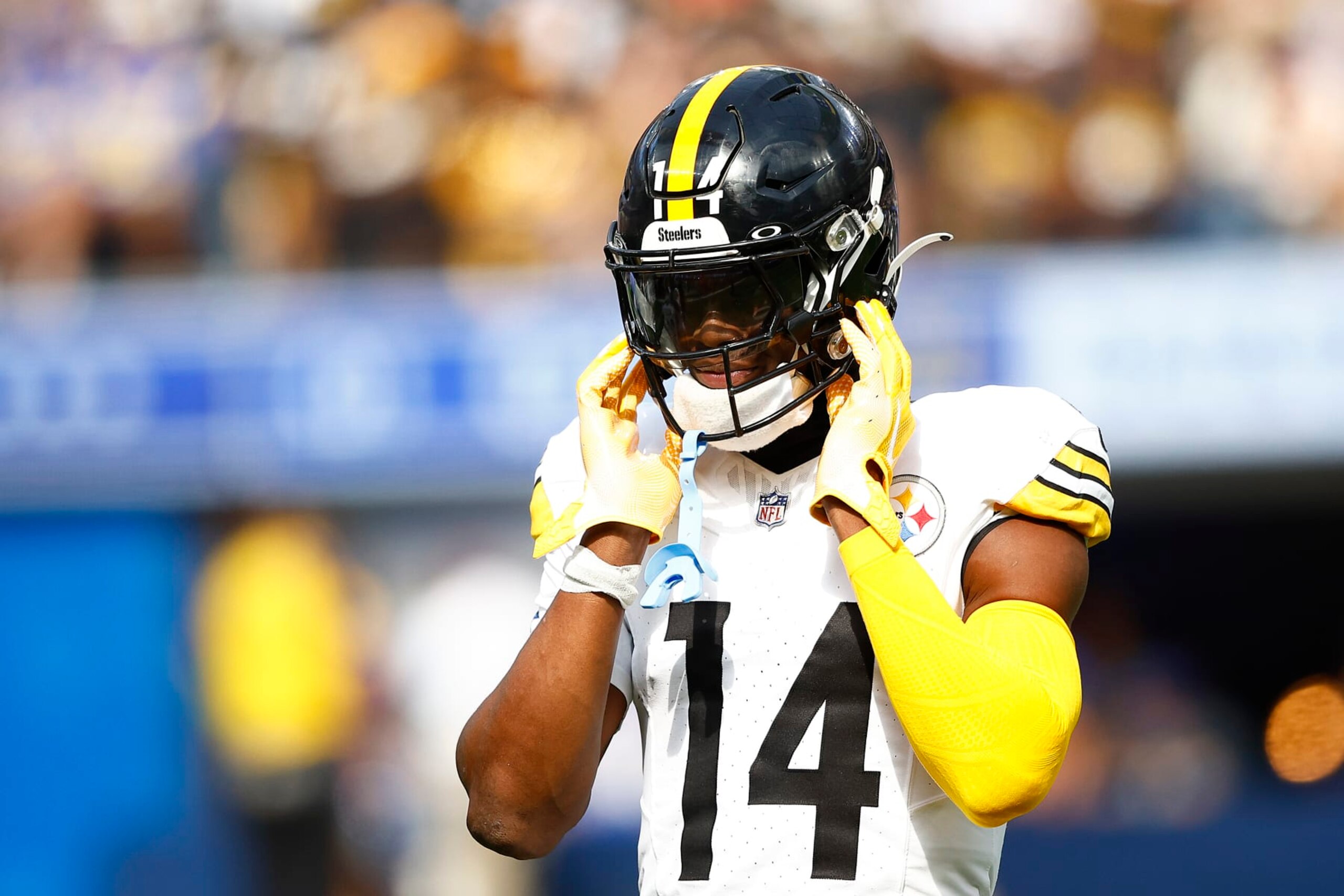 INGLEWOOD, CALIFORNIA - OCTOBER 22:  George Pickens #14 of the Pittsburgh Steelers at SoFi Stadium on October 22, 2023 in Inglewood, California. (Photo by Ronald Martinez/Getty Images)