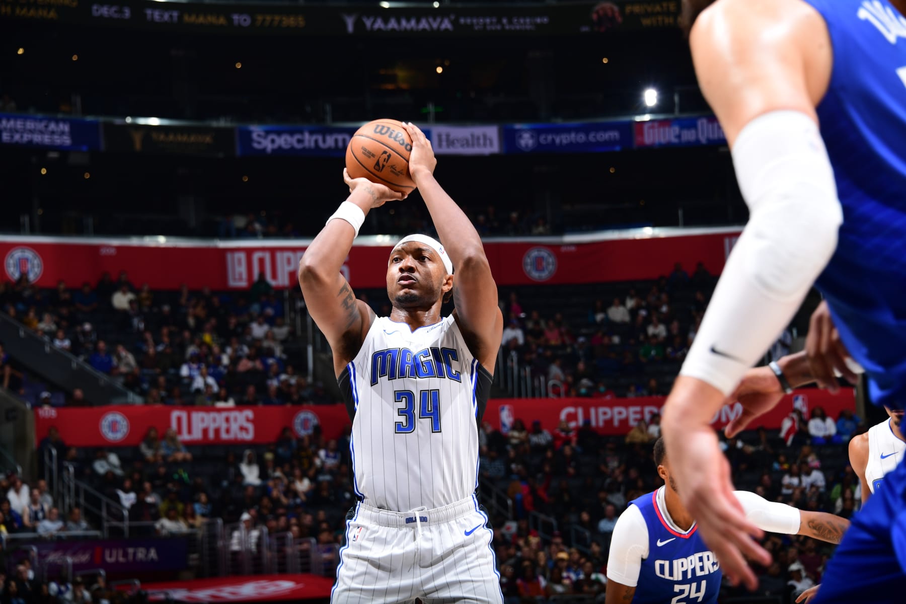 LOS ANGELES, CA - OCTOBER 31: Wendell Carter Jr. #34 of the Orlando Magic prepares to shoot a free throw during the game against the LA Clippers on October 31, 2023 at Crypto.Com Arena in Los Angeles, California. NOTE TO USER: User expressly acknowledges and agrees that, by downloading and/or using this Photograph, user is consenting to the terms and conditions of the Getty Images License Agreement. Mandatory Copyright Notice: Copyright 2023 NBAE (Photo by Adam Pantozzi/NBAE via Getty Images)