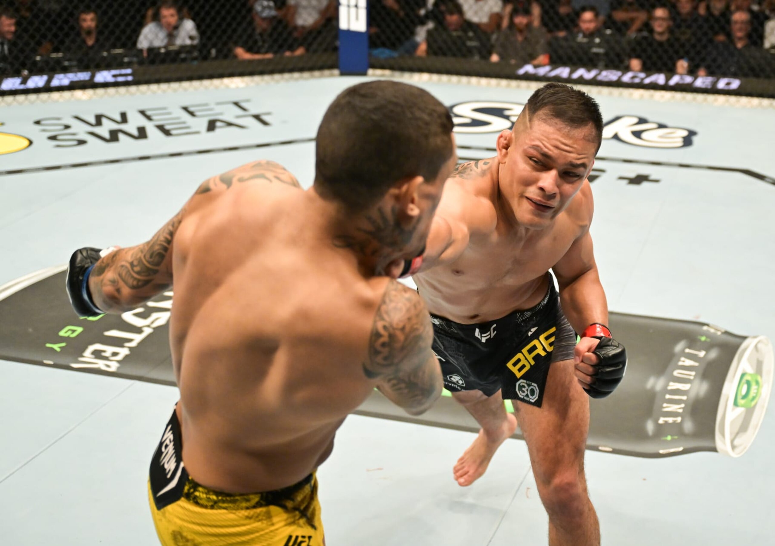 SAO PAULO, BRAZIL - NOVEMBER 04: (R-L) Elves Brener of Brazil punches Kaynan Kruschewsky of Brazil in a 165-pound catchweight fight during the UFC Fight Night event at Ibirapuera Gymnasium on November 04, 2023 in Sao Paulo, Brazil. (Photo by Pedro Vilela/Zuffa LLC via Getty Images)