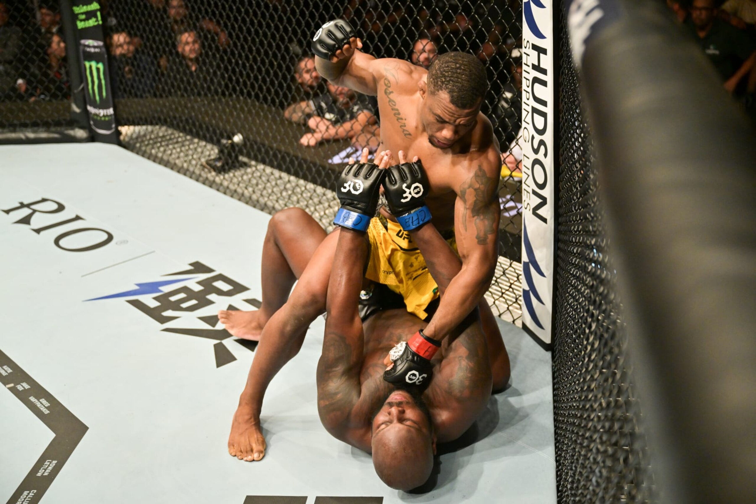 Jailton Almeida batters Derrick Lewis from top position. 