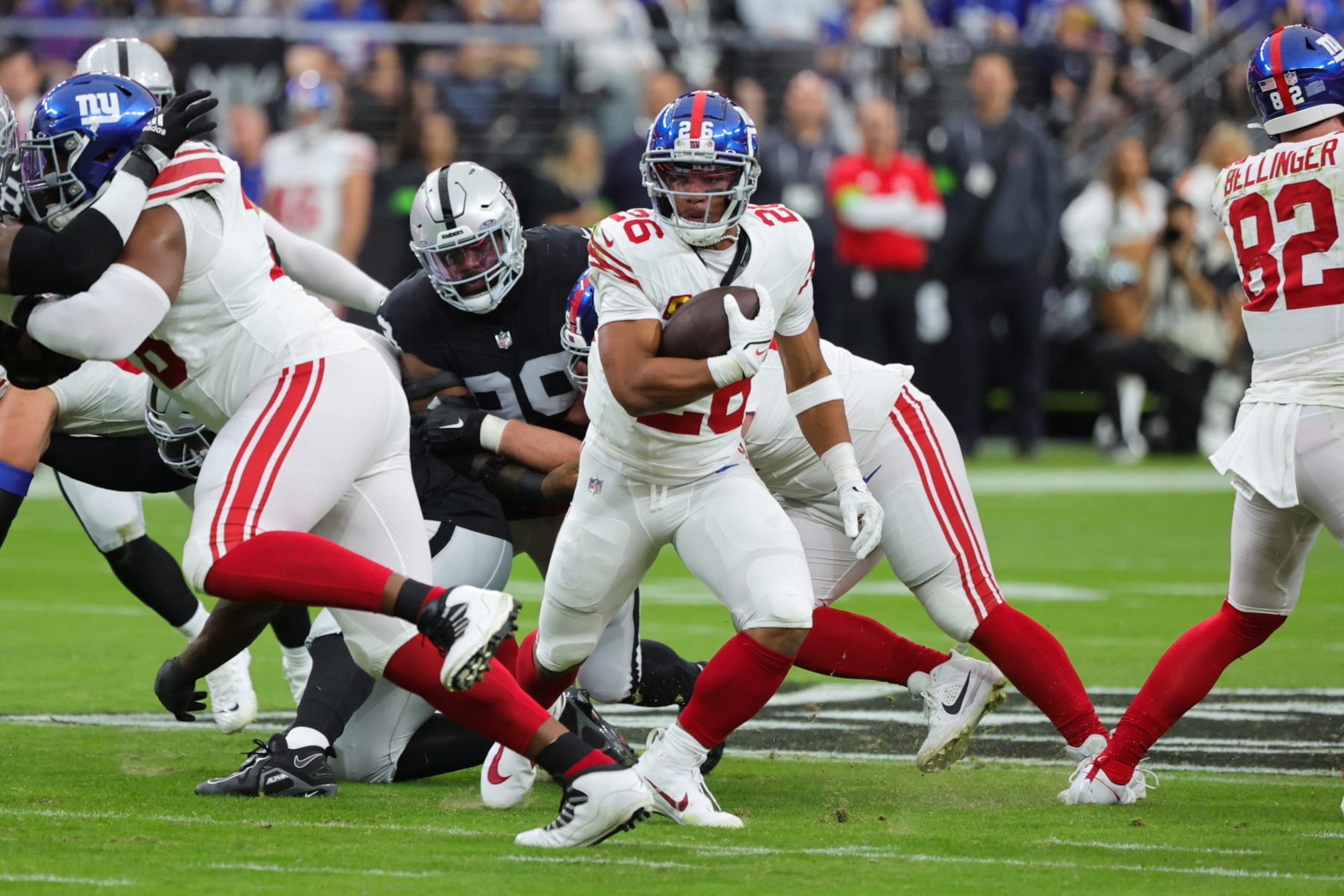 Giants RB Saquon Barkley runs against the Raiders
