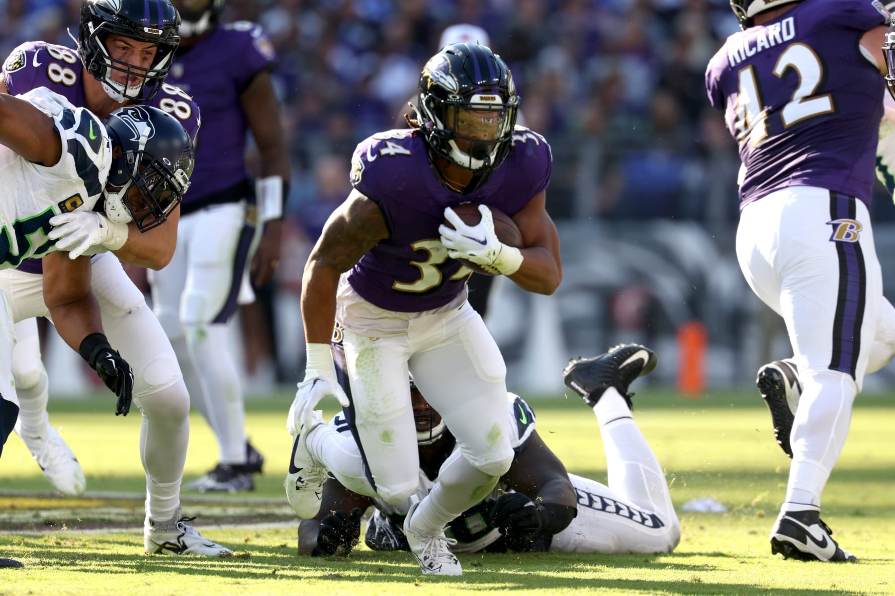 BALTIMORE, MARYLAND - NOVEMBER 05: Keaton Mitchell #34 of the Baltimore Ravens runs the ball during the first half in the game against the Seattle Seahawks at M&T Bank Stadium on November 05, 2023 in Baltimore, Maryland. (Photo by Patrick Smith/Getty Images)
