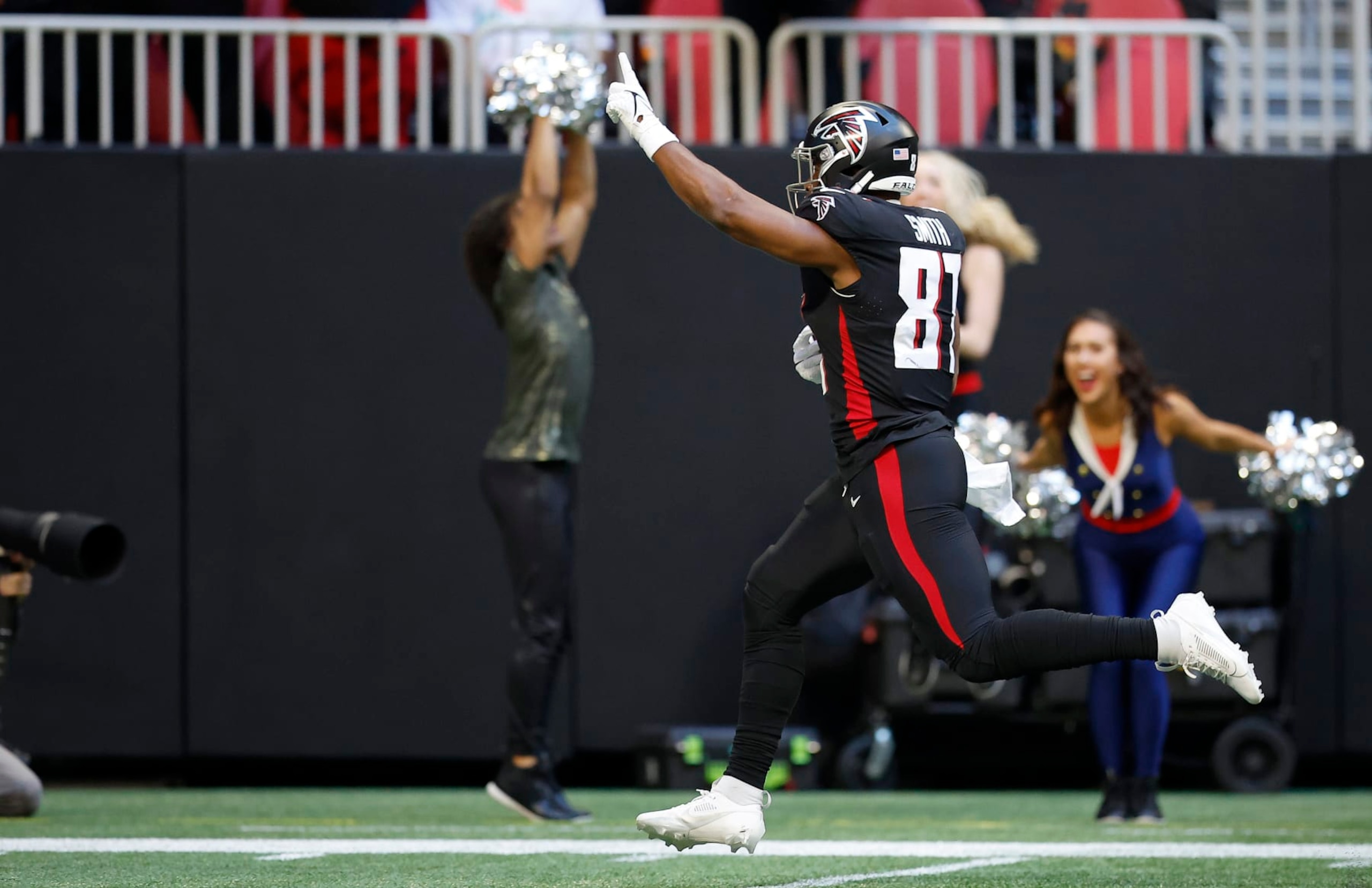 ATLANTA, GEORGIA - NOVEMBER 05: Jonnu Smith #81 of the Atlanta Falcons runs the ball in for a touchdown during the third quarter of the game against the Minnesota Vikings at Mercedes-Benz Stadium on November 05, 2023 in Atlanta, Georgia. (Photo by Alex Slitz/Getty Images)