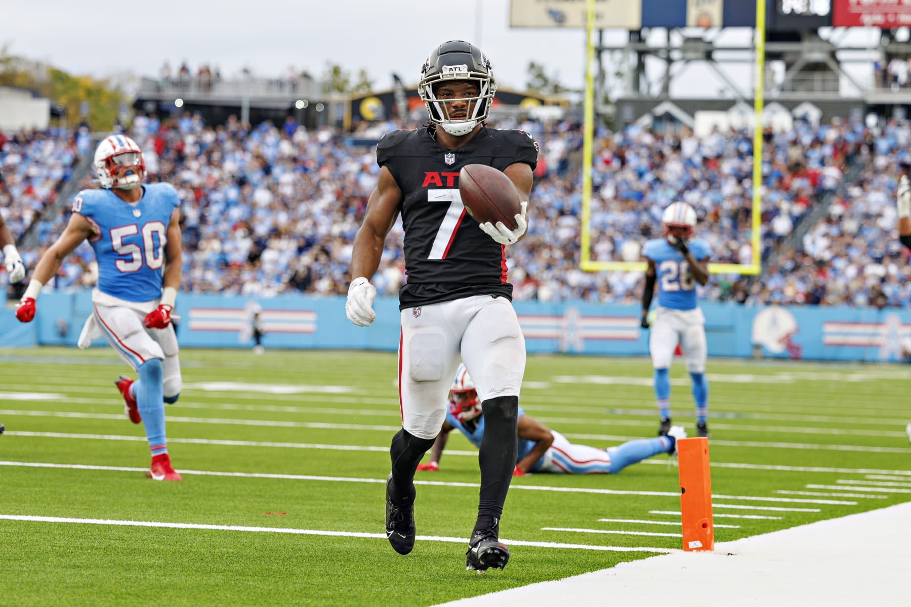 NASHVILLE, TENNESSEE - OCTOBER 29:  Bijan Robinson #7 of the Atlanta Falcons runs the ball in for a touchdown during the game against the Tennessee Titans at Nissan Stadium on October 29, 2023 in Nashville, Tennessee. The Titans defeated the Falcons 28-23. (Photo by Wesley Hitt/Getty Images)