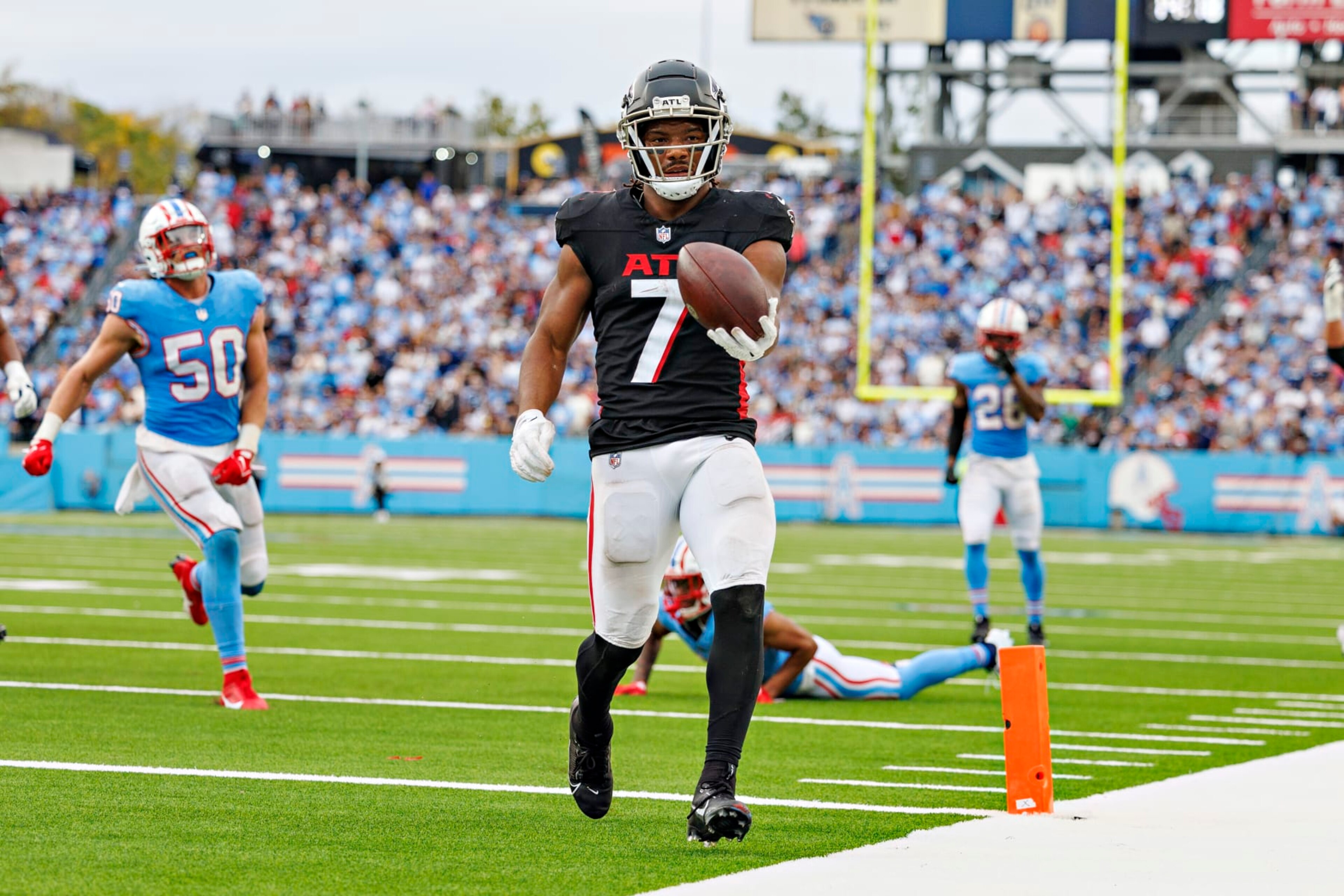 NASHVILLE, TENNESSEE - OCTOBER 29:  Bijan Robinson #7 of the Atlanta Falcons runs the ball in for a touchdown during the game against the Tennessee Titans at Nissan Stadium on October 29, 2023 in Nashville, Tennessee. The Titans defeated the Falcons 28-23. (Photo by Wesley Hitt/Getty Images)
