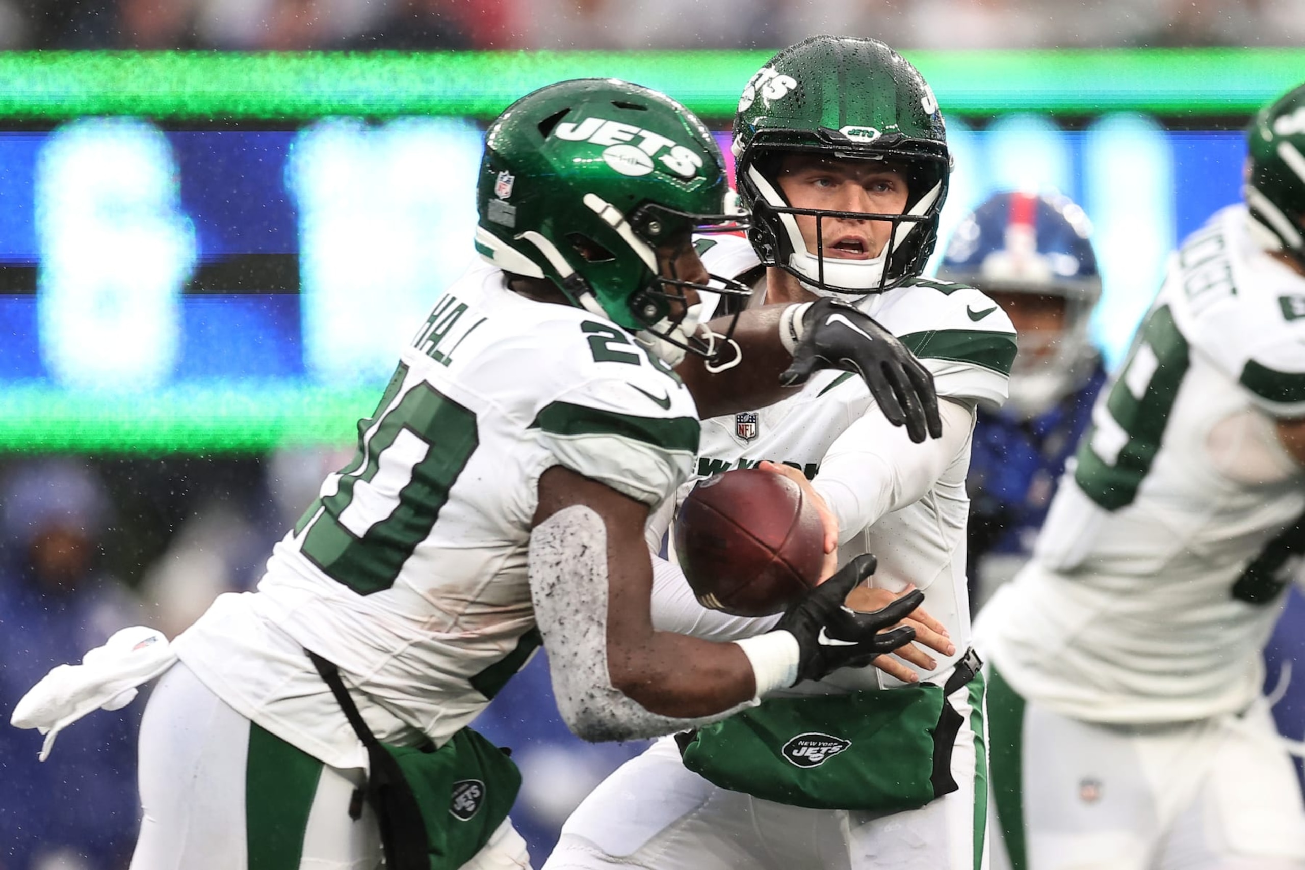 EAST RUTHERFORD, NEW JERSEY - OCTOBER 29: Zach Wilson #2 of the New York Jets hands the ball off to Breece Hall #20 of the New York Jets during the third quarter against the New York Giants at MetLife Stadium on October 29, 2023 in East Rutherford, New Jersey. (Photo by Dustin Satloff/Getty Images)