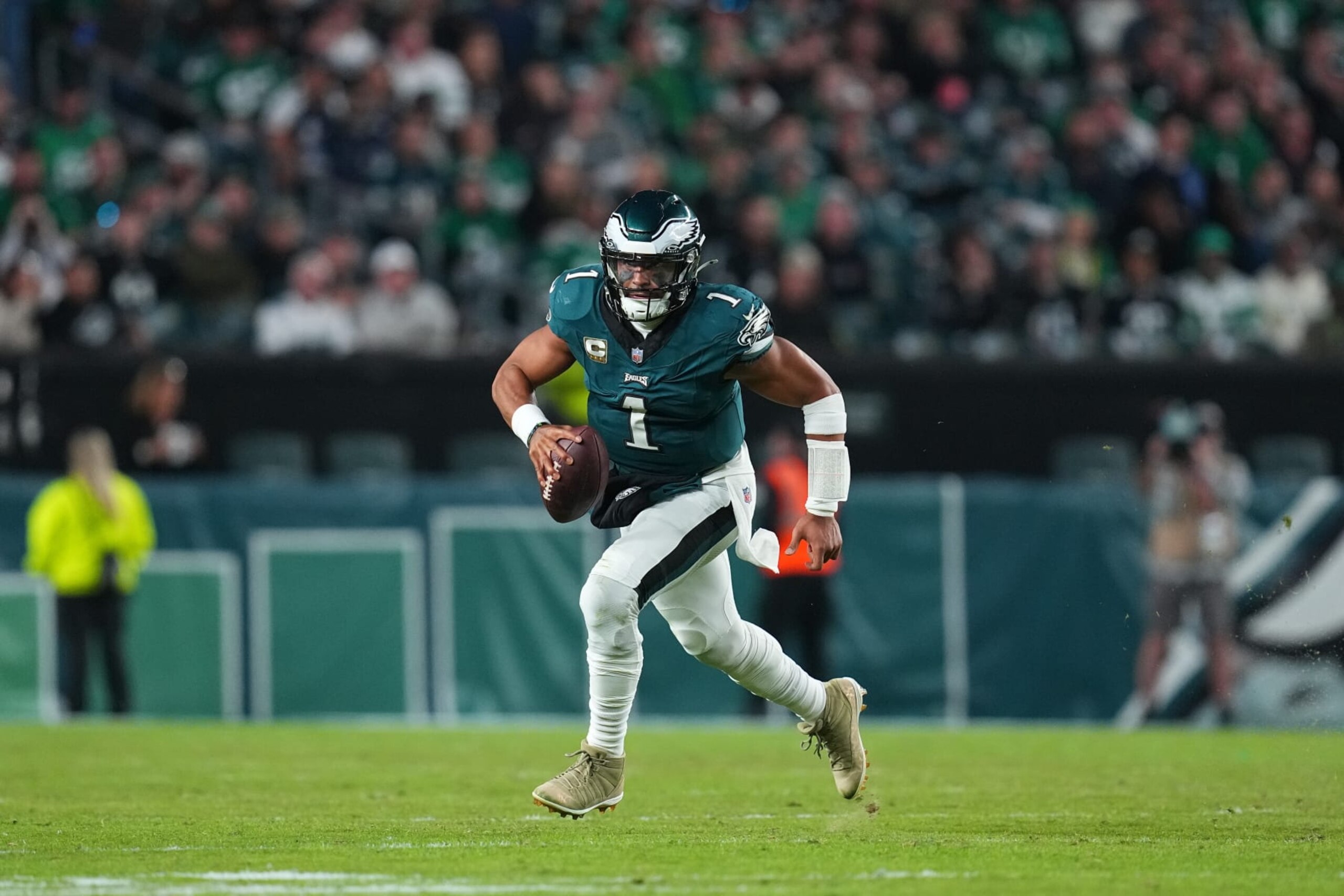 PHILADELPHIA, PENNSYLVANIA - NOVEMBER 05: Jalen Hurts #1 of the Philadelphia Eagles runs the ball during the third quarter in the game against the Dallas Cowboys at Lincoln Financial Field on November 05, 2023 in Philadelphia, Pennsylvania. (Photo by Mitchell Leff/Getty Images)