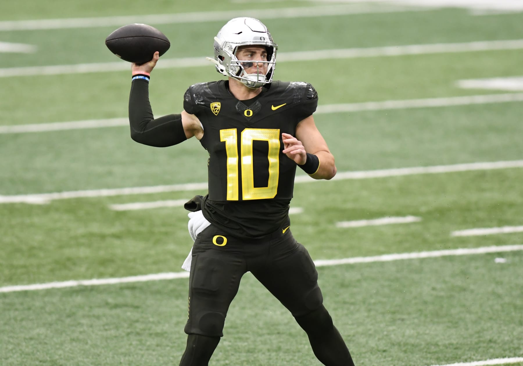 EUGENE, OR - NOVEMBER 04:  Oregon Ducks quarterback Bo Nix (10) throws the ball during a college football game between the California Golden Bears and Oregon Ducks on November 4, 2023, at Autzen Stadium in Eugene, Oregon.(Photo by Brian Murphy/Icon Sportswire via Getty Images)