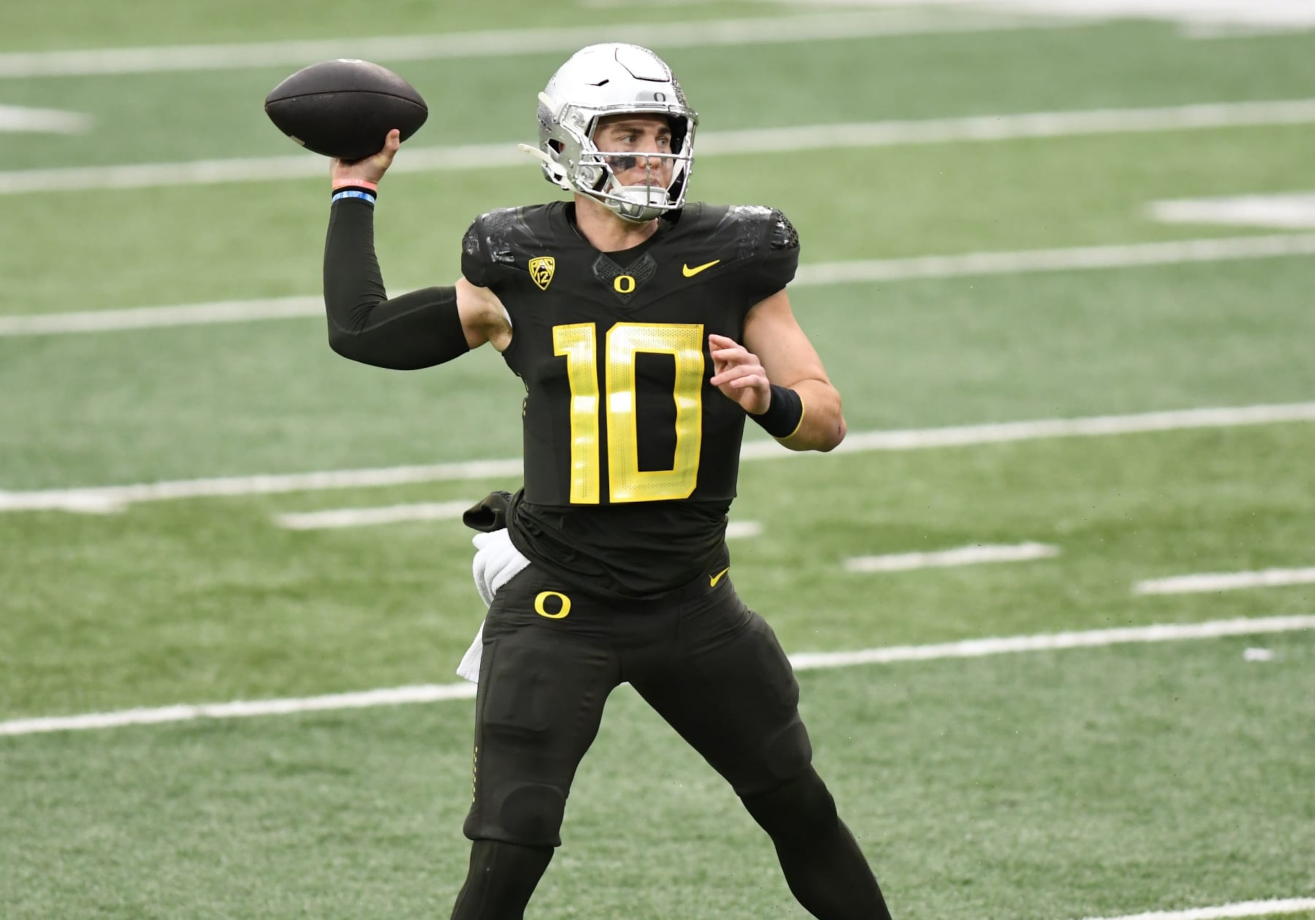 EUGENE, OR - NOVEMBER 04: Oregon Ducks quarterback Bo Nix (10) throws the ball during a college football game between the California Golden Bears and Oregon Ducks on November 4, 2023, at Autzen Stadium in Eugene, Oregon.(Photo by Brian Murphy/Icon Sportswire via Getty Images) EUGENE, OR - NOVEMBER 04: Oregon Ducks quarterback Bo Nix (10) throws the ball during a college football game between the California Golden Bears and Oregon Ducks on November 4, 2023, at Autzen Stadium in Eugene, Oregon.(Photo by Brian Murphy/Icon Sportswire via Getty Images)