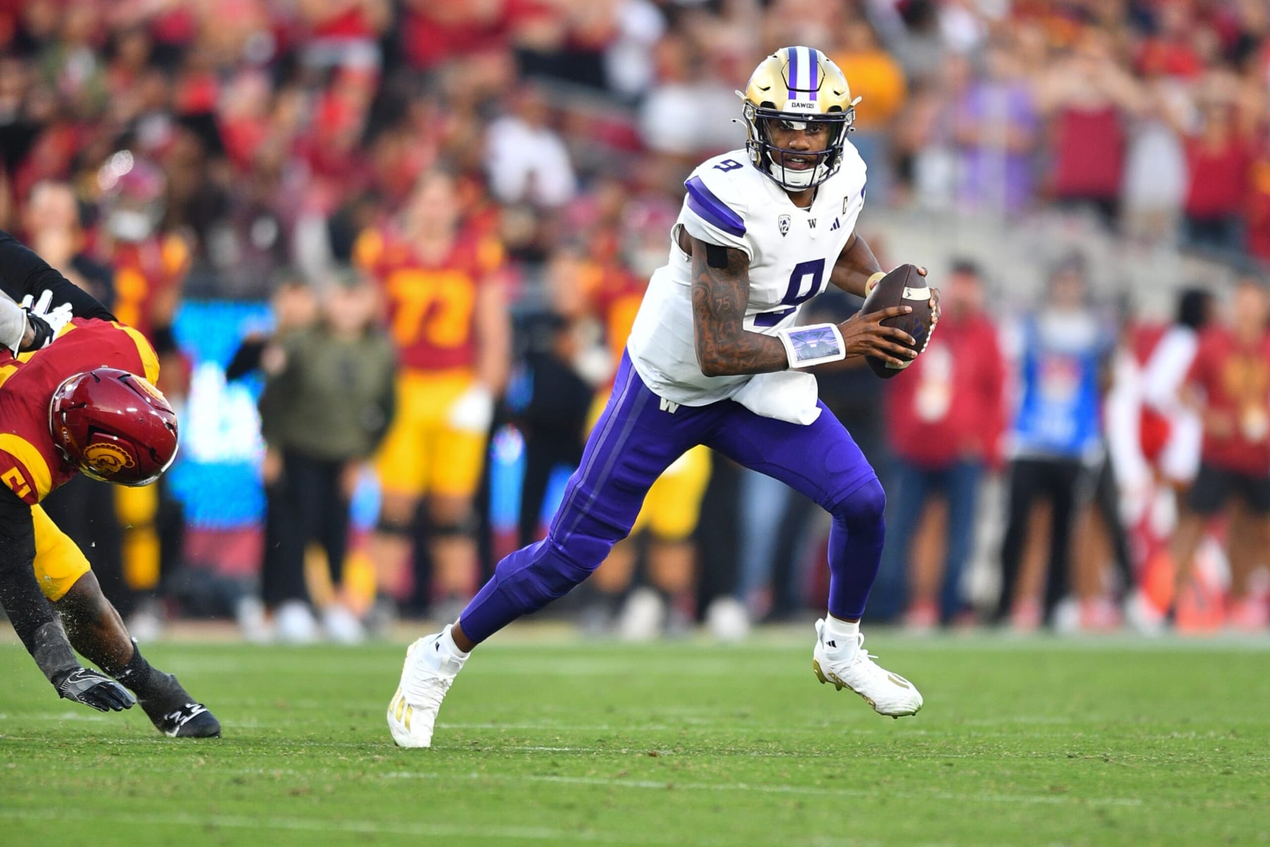 LOS ANGELES, CA - NOVEMBER 04: Washington Huskies quarterback Michael Penix Jr. (9) escapes the rush from USC Trojans rush end Solomon Byrd (51) during a college football game between the Washington Huskies and the USC Trojans on November 4, 2023, at Los Angeles Memorial Coliseum in Los Angeles, CA. (Photo by Brian Rothmuller/Icon Sportswire via Getty Images) LOS ANGELES, CA - NOVEMBER 04: Washington Huskies quarterback Michael Penix Jr. (9) escapes the rush from USC Trojans rush end Solomon Byrd (51) during a college football game between the Washington Huskies and the USC Trojans on November 4, 2023, at Los Angeles Memorial Coliseum in Los Angeles, CA. (Photo by Brian Rothmuller/Icon Sportswire via Getty Images)