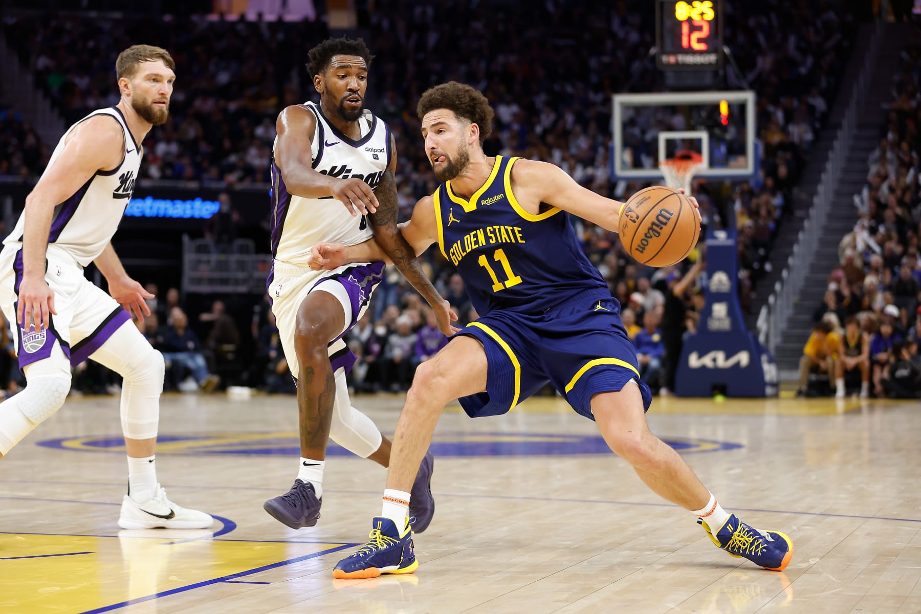 SAN FRANCISCO, CALIFORNIA - NOVEMBER 01: Klay Thompson #11 of the Golden State Warriors drives to the basket against Malik Monk #0 of the Sacramento Kings in the fourth quarter at Chase Center on November 01, 2023 in San Francisco, California. NOTE TO USER: User expressly acknowledges and agrees that, by downloading and or using this photograph, User is consenting to the terms and conditions of the Getty Images License Agreement. (Photo by Lachlan Cunningham/Getty Images)