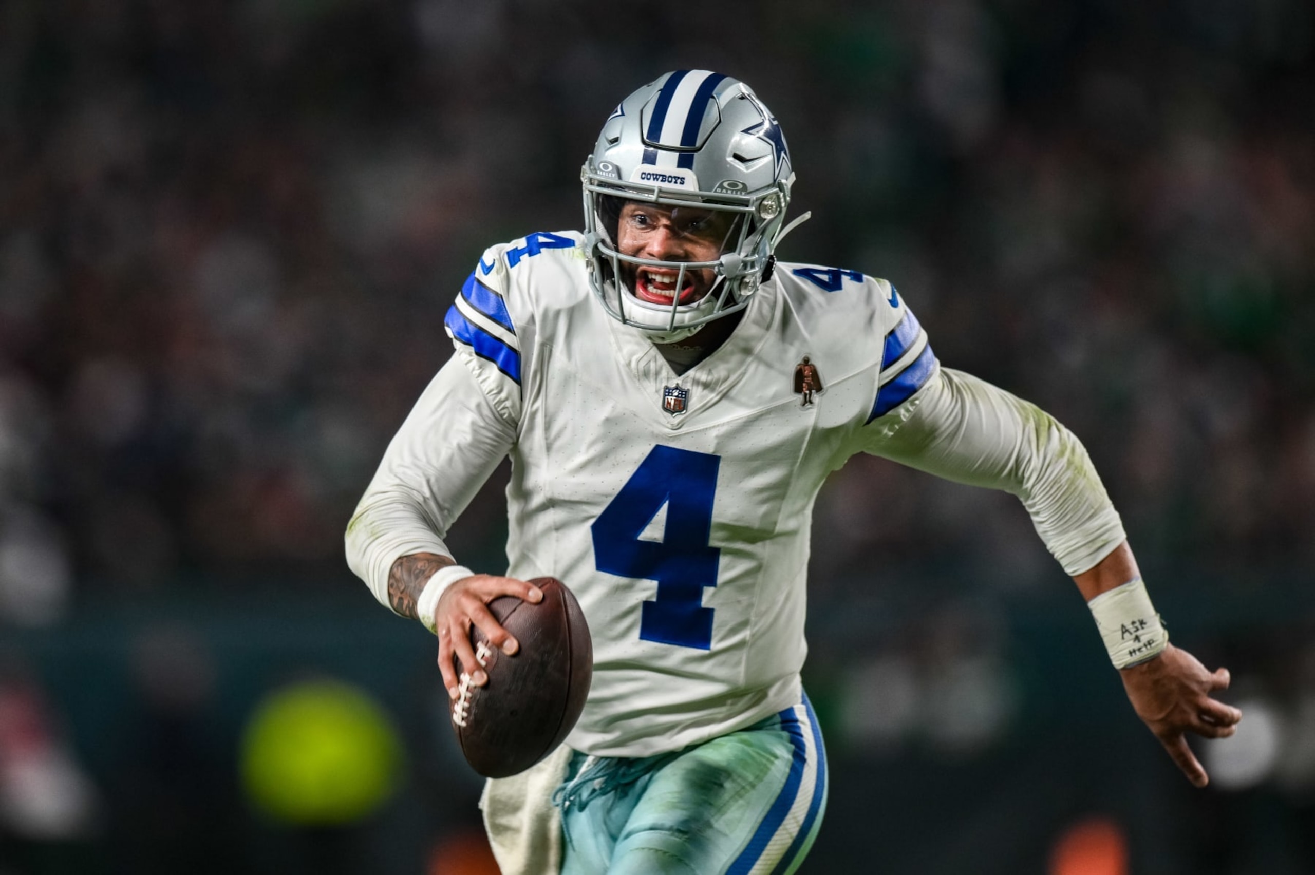 PHILADELPHIA, PA - NOVEMBER 05: Dallas Cowboys quarterback Dak Prescott (4) carries the ball during the second half of the NFL game between the Dallas Cowboys and Philadelphia Eagles on November 5, 2023 at Lincoln Financial Field in Philadelphia, PA (Photo by John Jones/Icon Sportswire via Getty Images)
