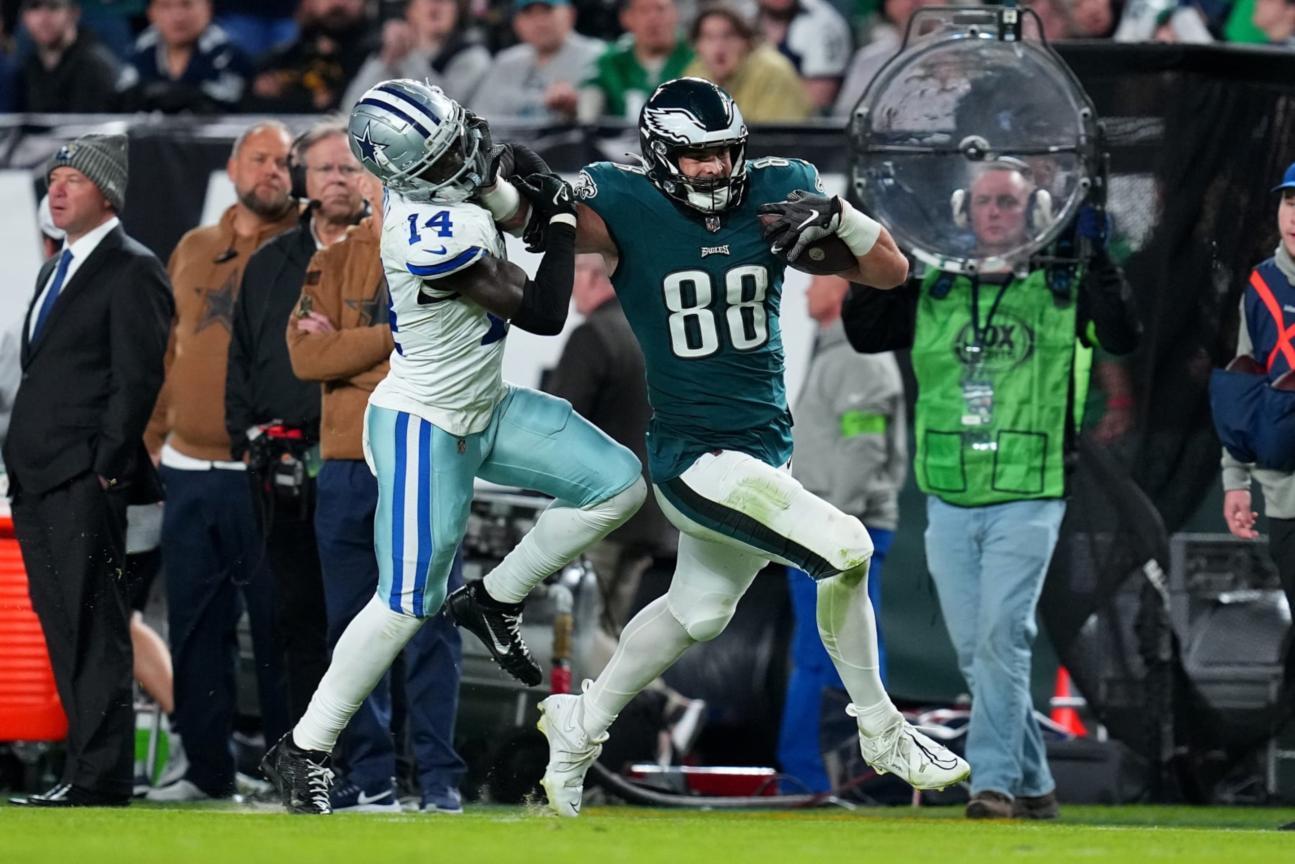 PHILADELPHIA, PENNSYLVANIA - NOVEMBER 05: Dallas Goedert #88 of the Philadelphia Eagles stiff arms Markquese Bell #14 of the Dallas Cowboys during the third quarter at Lincoln Financial Field on November 05, 2023 in Philadelphia, Pennsylvania. (Photo by Mitchell Leff/Getty Images)