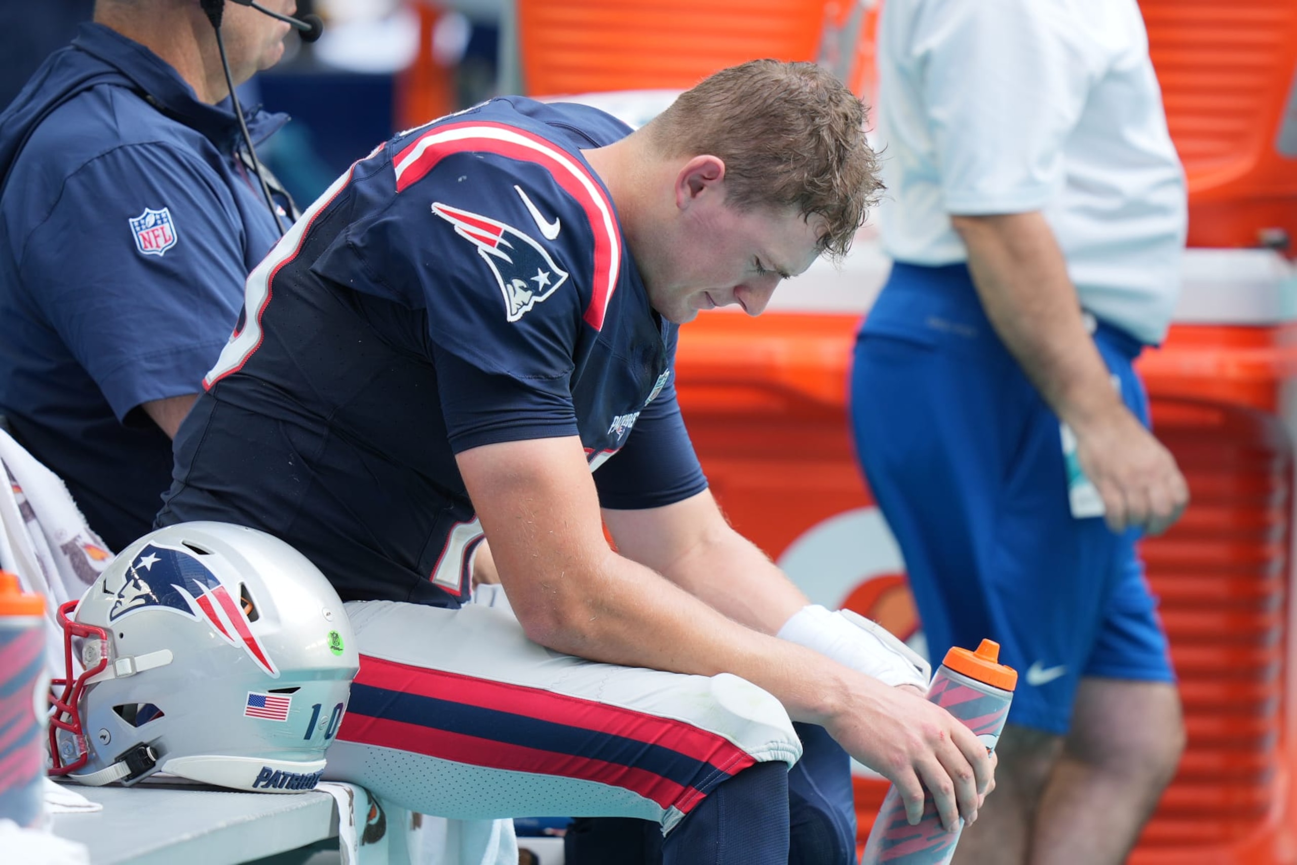 MIAMI GARDENS, FL - OCTOBER 29: New England Patriots quarterback Mac Jones (10) looks to be in pain as he moves slowly to the bench late in the fourth quarter during the game between the New England Patriots and the Miami Dolphins on Sunday, October 29, 2023 at Hard Rock Stadium, Miami Gardens, Fla. (Photo by Peter Joneleit/Icon Sportswire via Getty Images) MIAMI GARDENS, FL - OCTOBER 29: New England Patriots quarterback Mac Jones (10) looks to be in pain as he moves slowly to the bench late in the fourth quarter during the game between the New England Patriots and the Miami Dolphins on Sunday, October 29, 2023 at Hard Rock Stadium, Miami Gardens, Fla. (Photo by Peter Joneleit/Icon Sportswire via Getty Images)