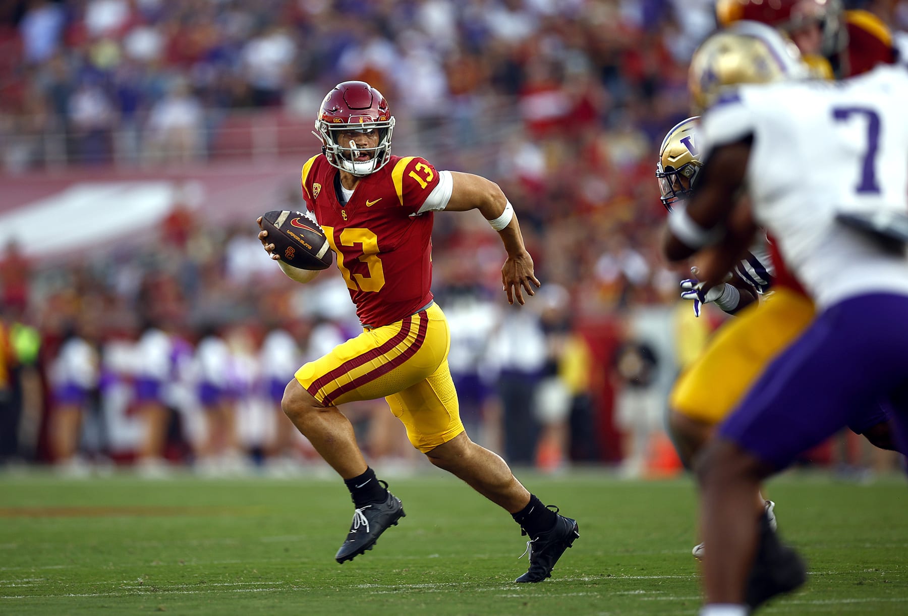 LOS ANGELES, CALIFORNIA - NOVEMBER 04: Caleb Williams #13 of the USC Trojans runs the ball against the Washington Huskies in the first quarter at United Airlines Field at the Los Angeles Memorial Coliseum on November 04, 2023 in Los Angeles, California. (Photo by Ronald Martinez/Getty Images) LOS ANGELES, CALIFORNIA - NOVEMBER 04: Caleb Williams #13 of the USC Trojans runs the ball against the Washington Huskies in the first quarter at United Airlines Field at the Los Angeles Memorial Coliseum on November 04, 2023 in Los Angeles, California. (Photo by Ronald Martinez/Getty Images)