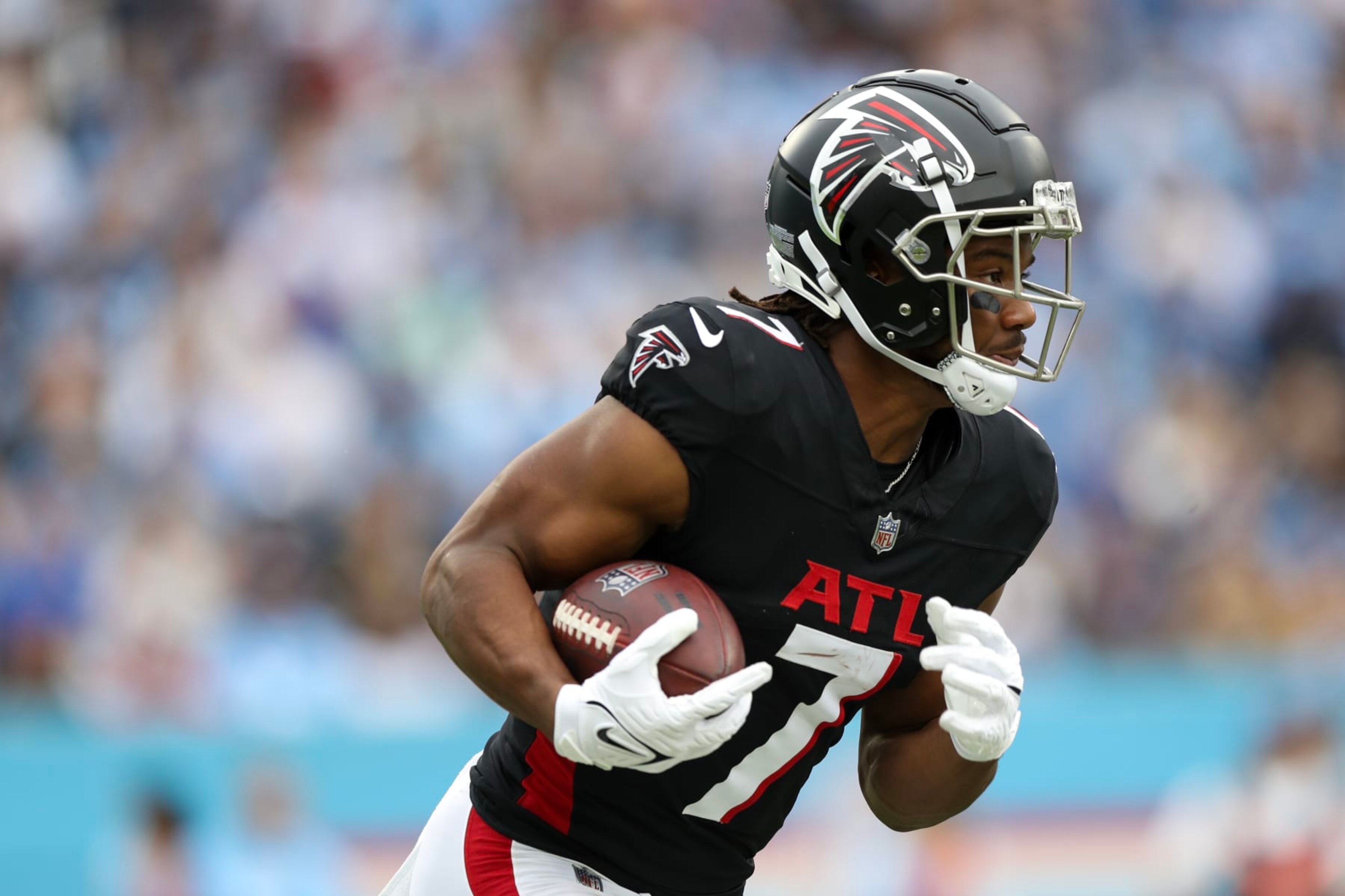 NASHVILLE, TENNESSEE - OCTOBER 29: Bijan Robinson #7 of the Atlanta Falcons runs the ball during the first half against the Tennessee Titans at Nissan Stadium on October 29, 2023 in Nashville, Tennessee. (Photo by Justin Ford/Getty Images)