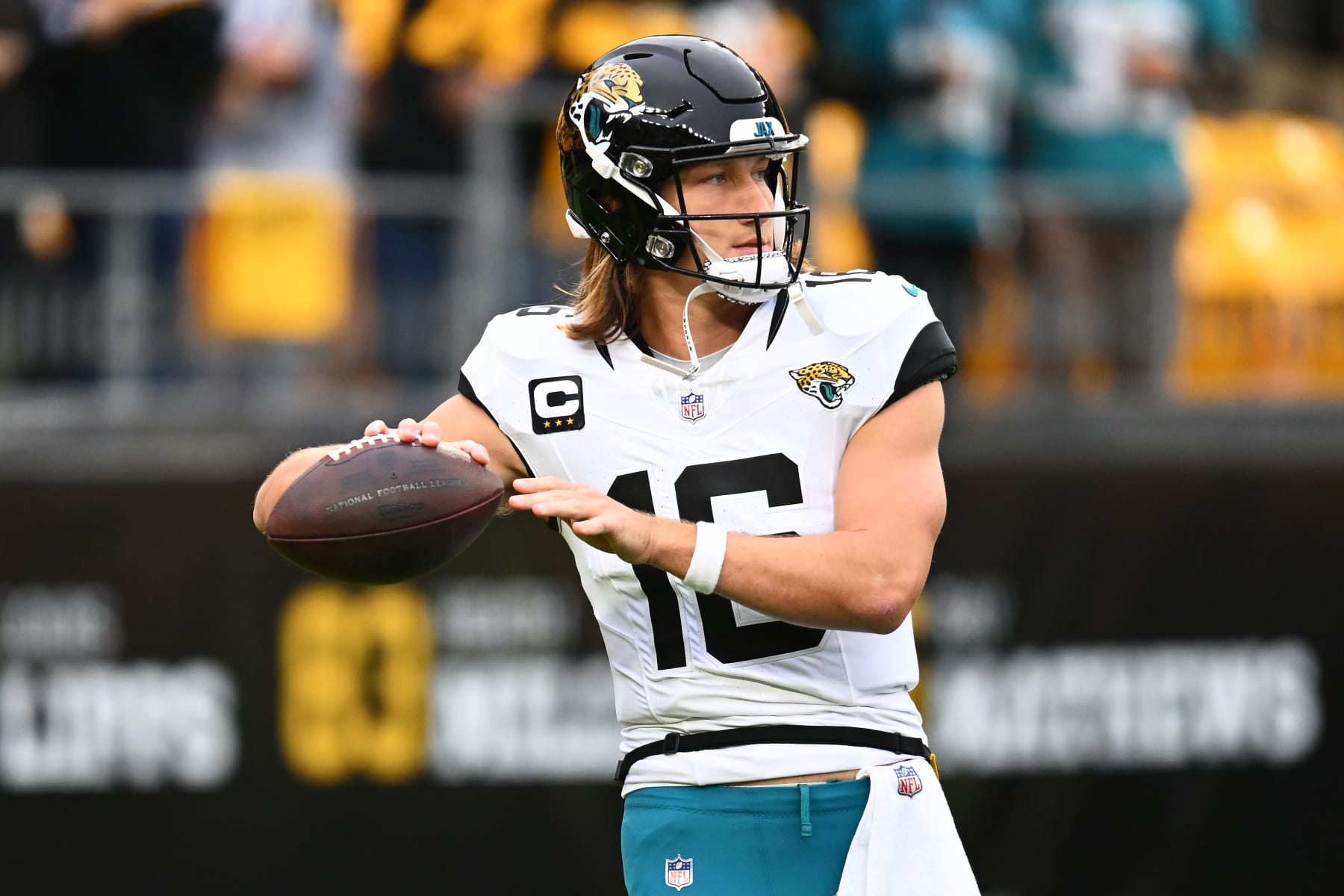 PITTSBURGH, PENNSYLVANIA - OCTOBER 29: Trevor Lawrence #16 of the Jacksonville Jaguars warms up before the game against the Pittsburgh Steelers at Acrisure Stadium on October 29, 2023 in Pittsburgh, Pennsylvania. (Photo by Joe Sargent/Getty Images)