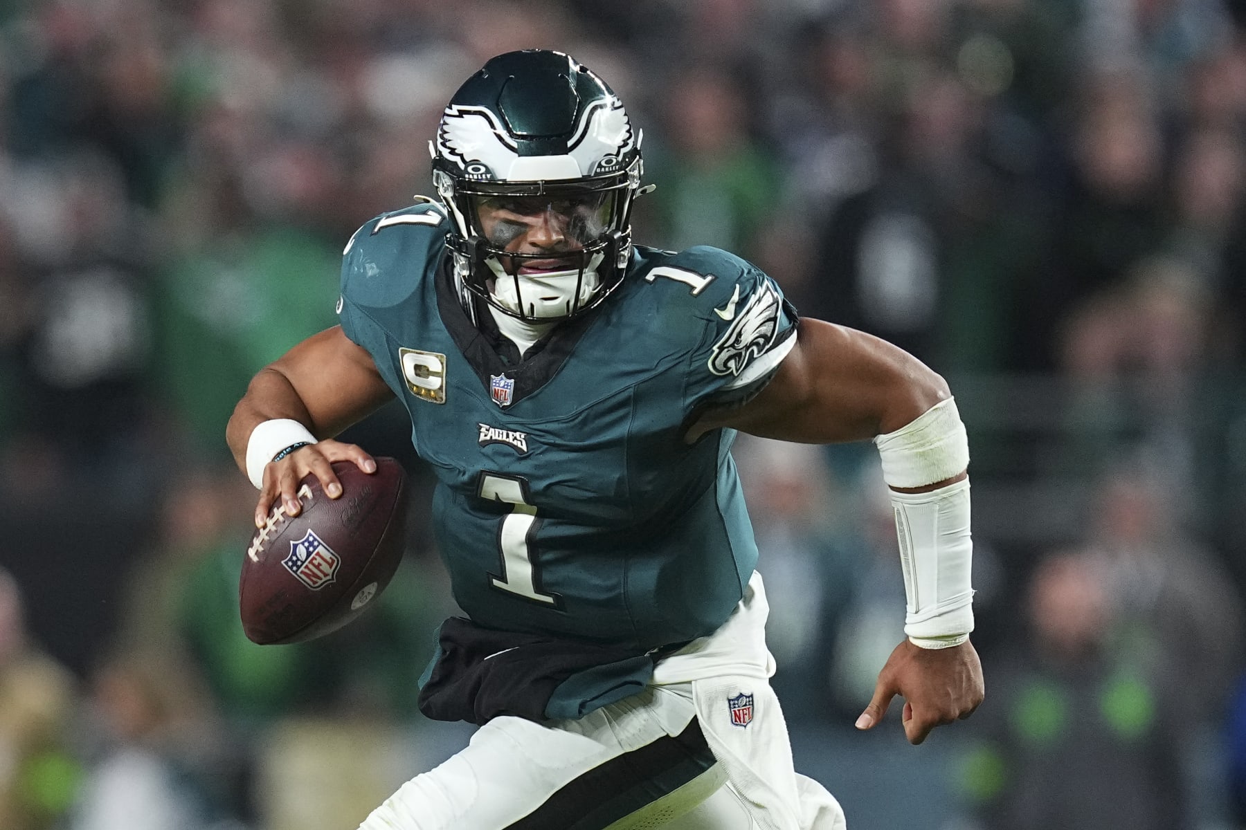 PHILADELPHIA, PENNSYLVANIA - NOVEMBER 5: Jalen Hurts #1 of the Philadelphia Eagles runs the ball against the Dallas Cowboys at Lincoln Financial Field on November 5, 2023 in Philadelphia, Pennsylvania. (Photo by Mitchell Leff/Getty Images)