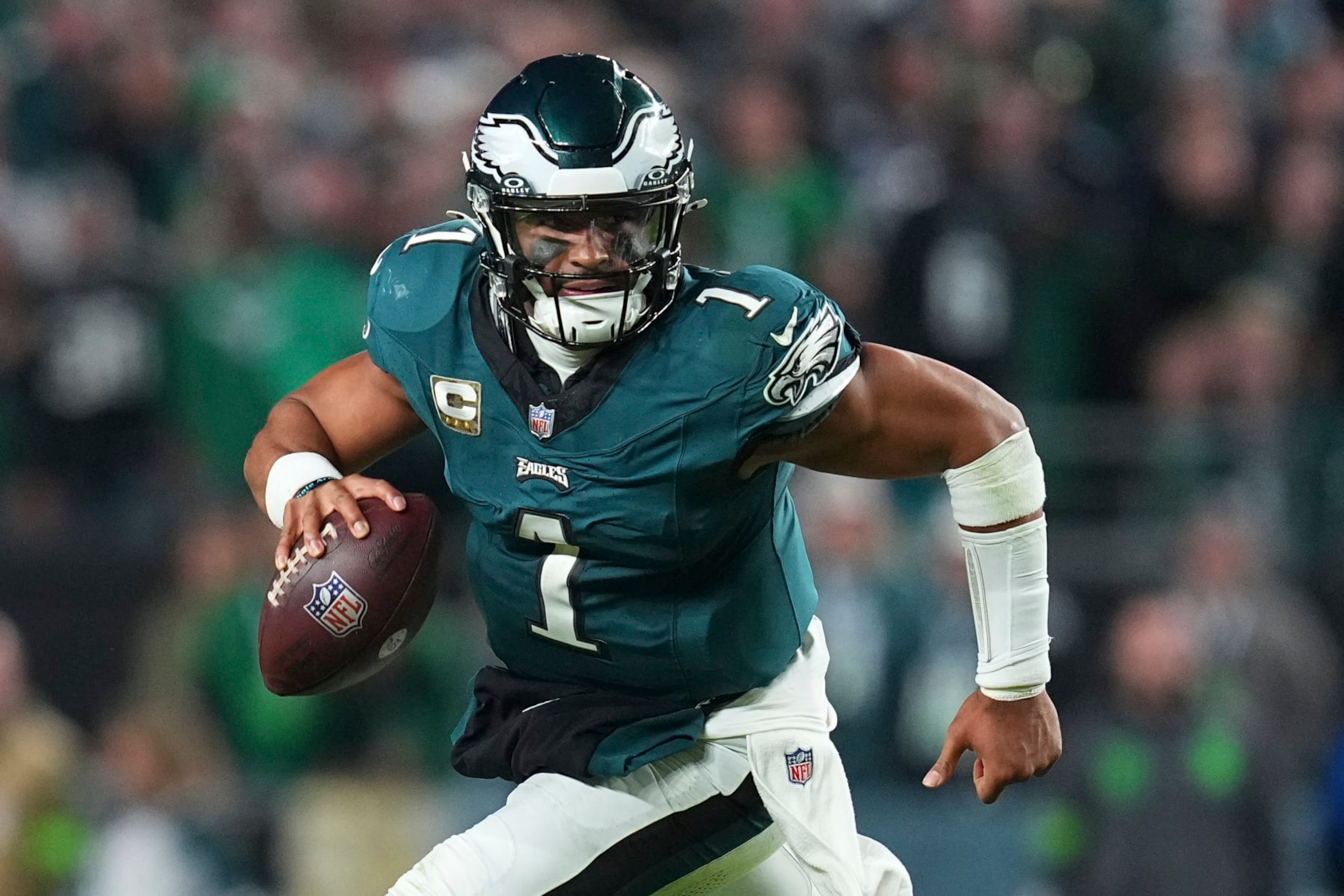 PHILADELPHIA, PENNSYLVANIA - NOVEMBER 5: Jalen Hurts #1 of the Philadelphia Eagles runs the ball against the Dallas Cowboys at Lincoln Financial Field on November 5, 2023 in Philadelphia, Pennsylvania. (Photo by Mitchell Leff/Getty Images)