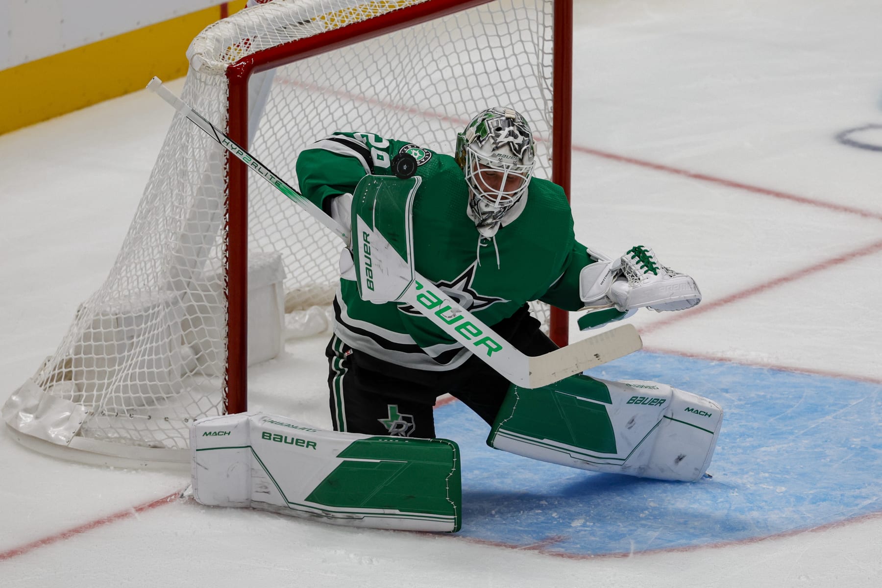 DALLAS, TX - NOVEMBER 06: Dallas Stars goaltender Jake Oettinger (29) blocks a shot during the game between the Dallas Stars and the Boston Bruins on November 6, 2023 at American Airlines Center in Dallas, Texas. (Photo by Matthew Pearce/Icon Sportswire via Getty Images)