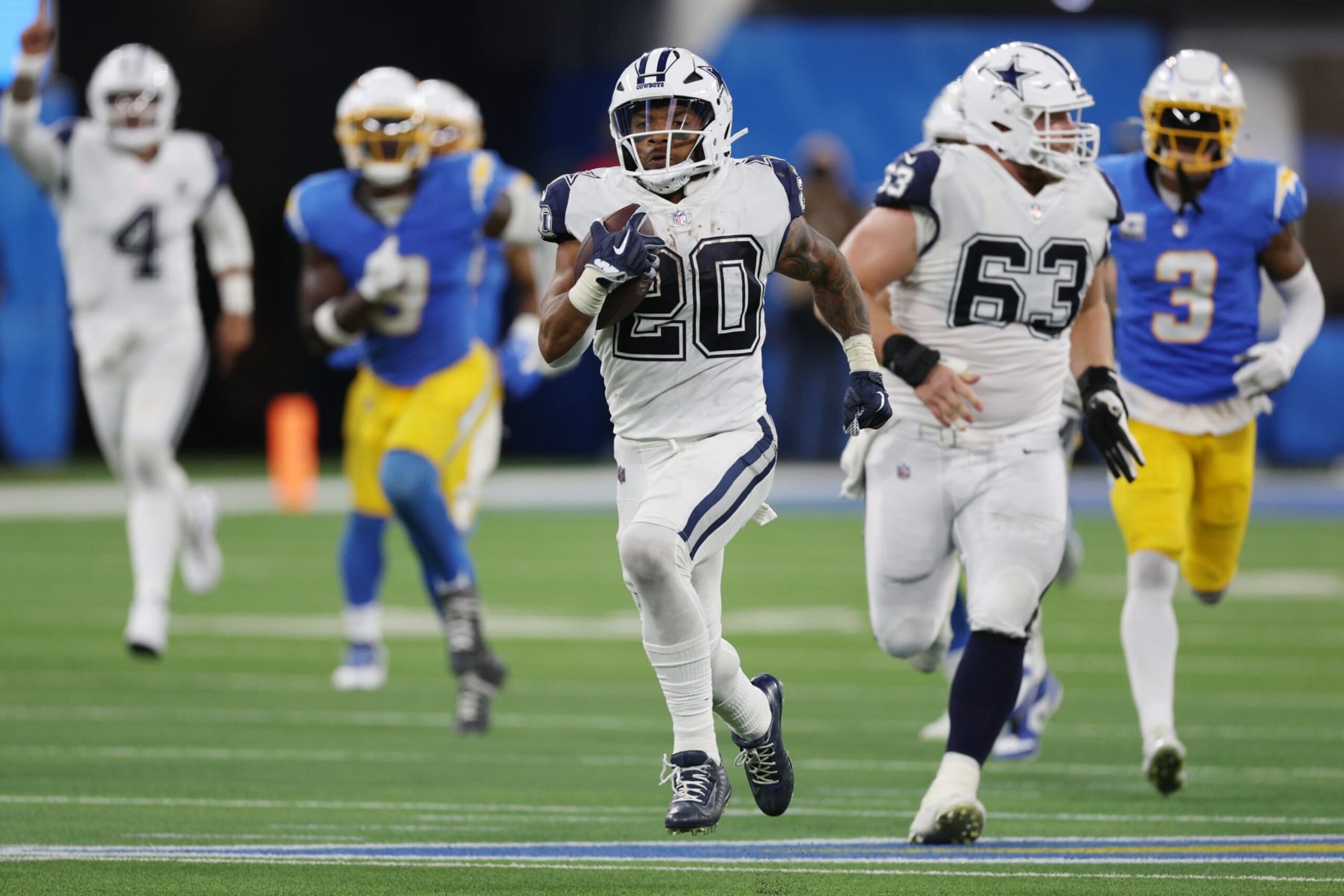 INGLEWOOD, CALIFORNIA - OCTOBER 16: Tony Pollard #20 of the Dallas Cowboys runs after the catch in the fourth quarter against the Los Angeles Chargers at SoFi Stadium on October 16, 2023 in Inglewood, California. (Photo by Harry How/Getty Images)